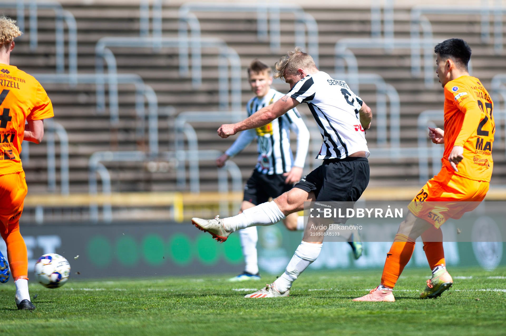 Landskronas Linus Olsson skjuter in 1-0 målet