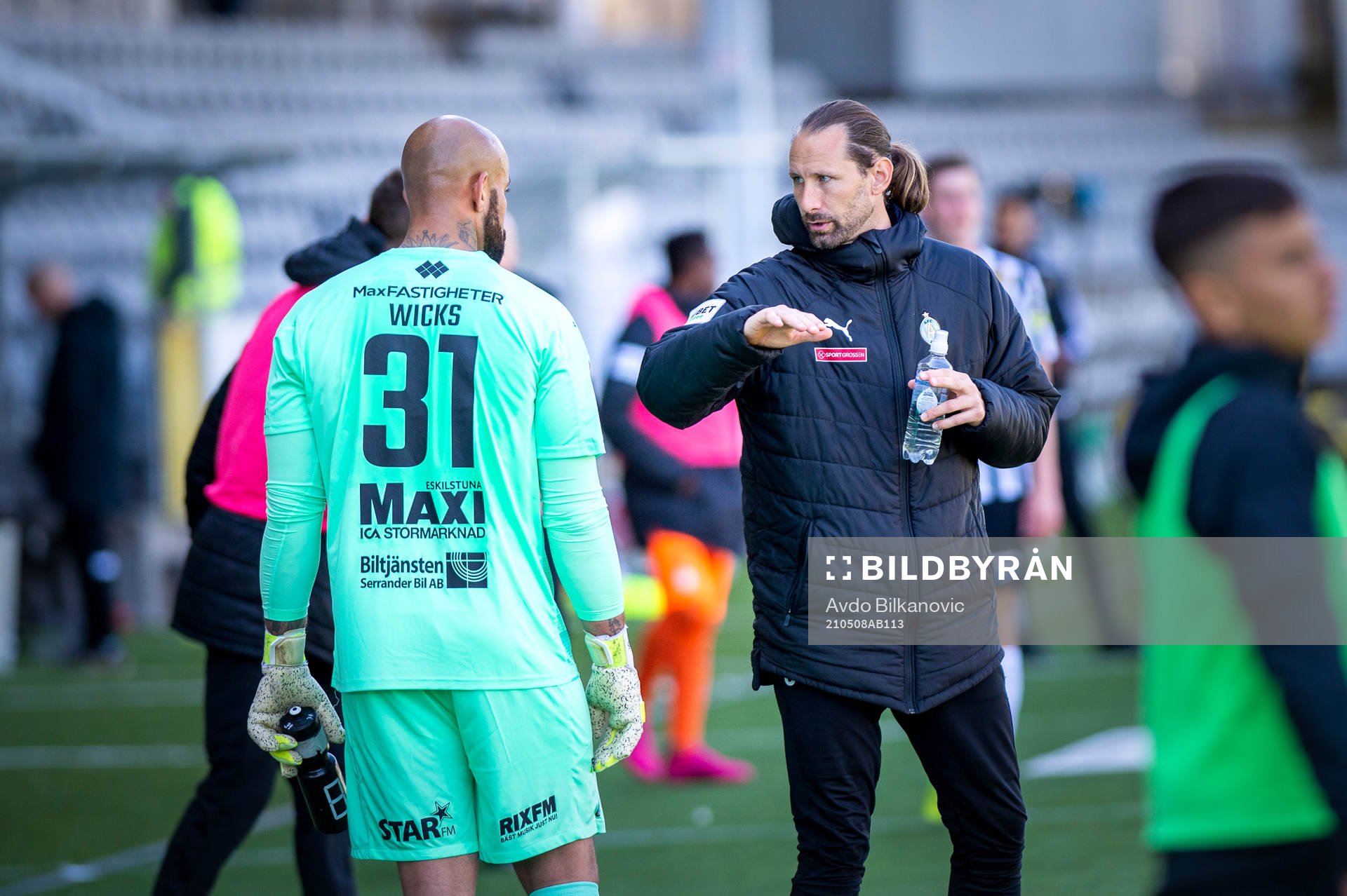 AFC Eskilstunas målvakt Joshua Wicks och Johan Wiland