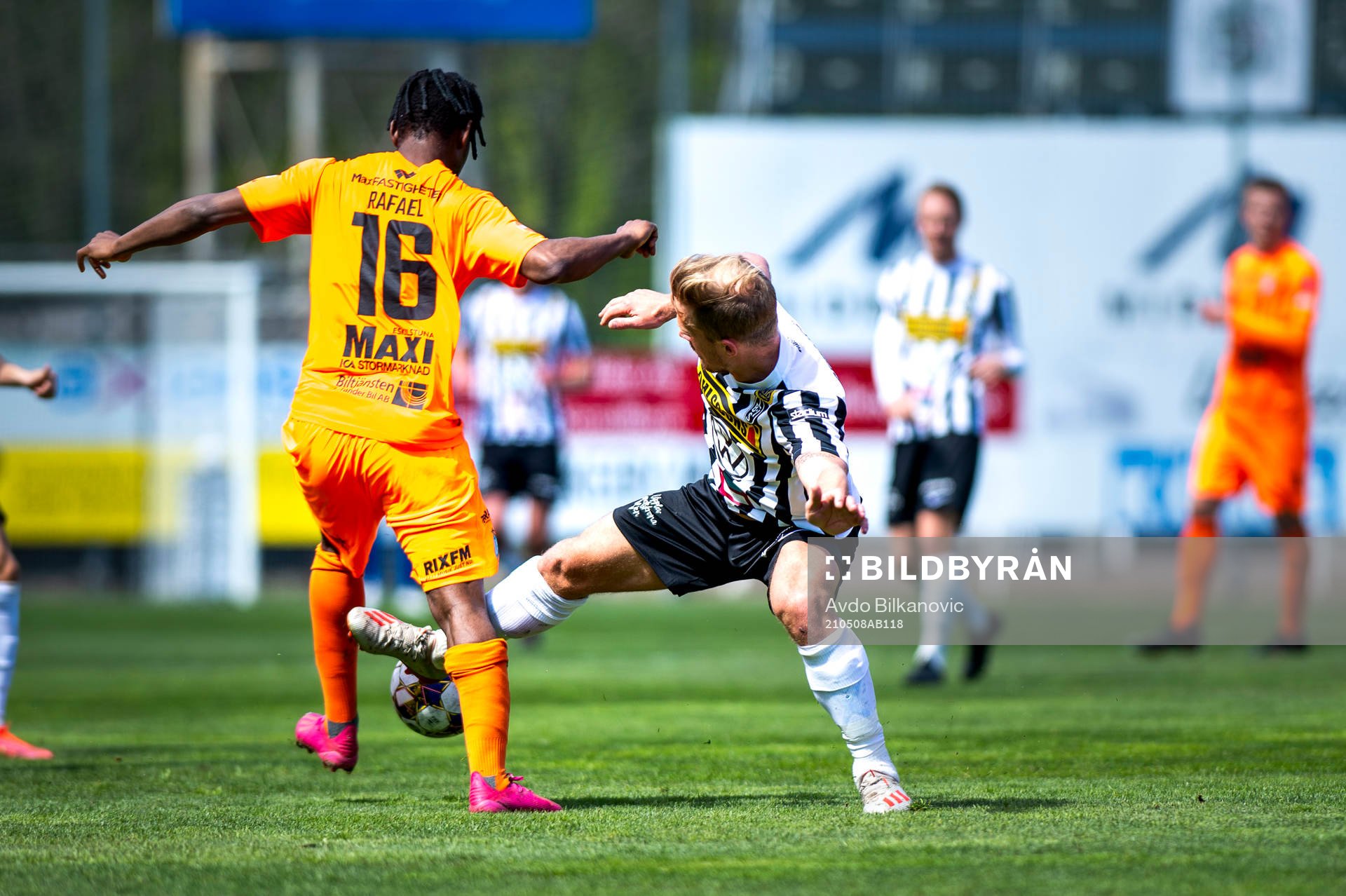 Landskronas Linus Olsson fäller AFC Eskilstunas York Rafael