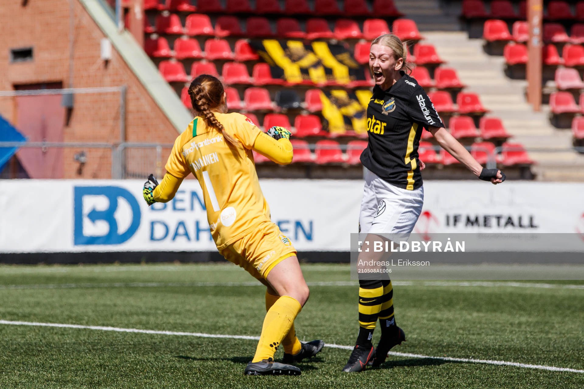 s Nora Rönnfors jublar