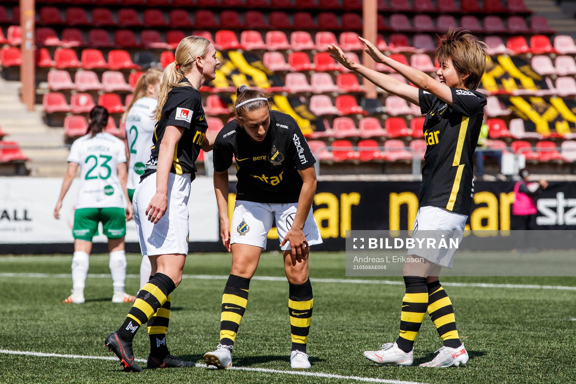 s Nora Rönnfors jublar