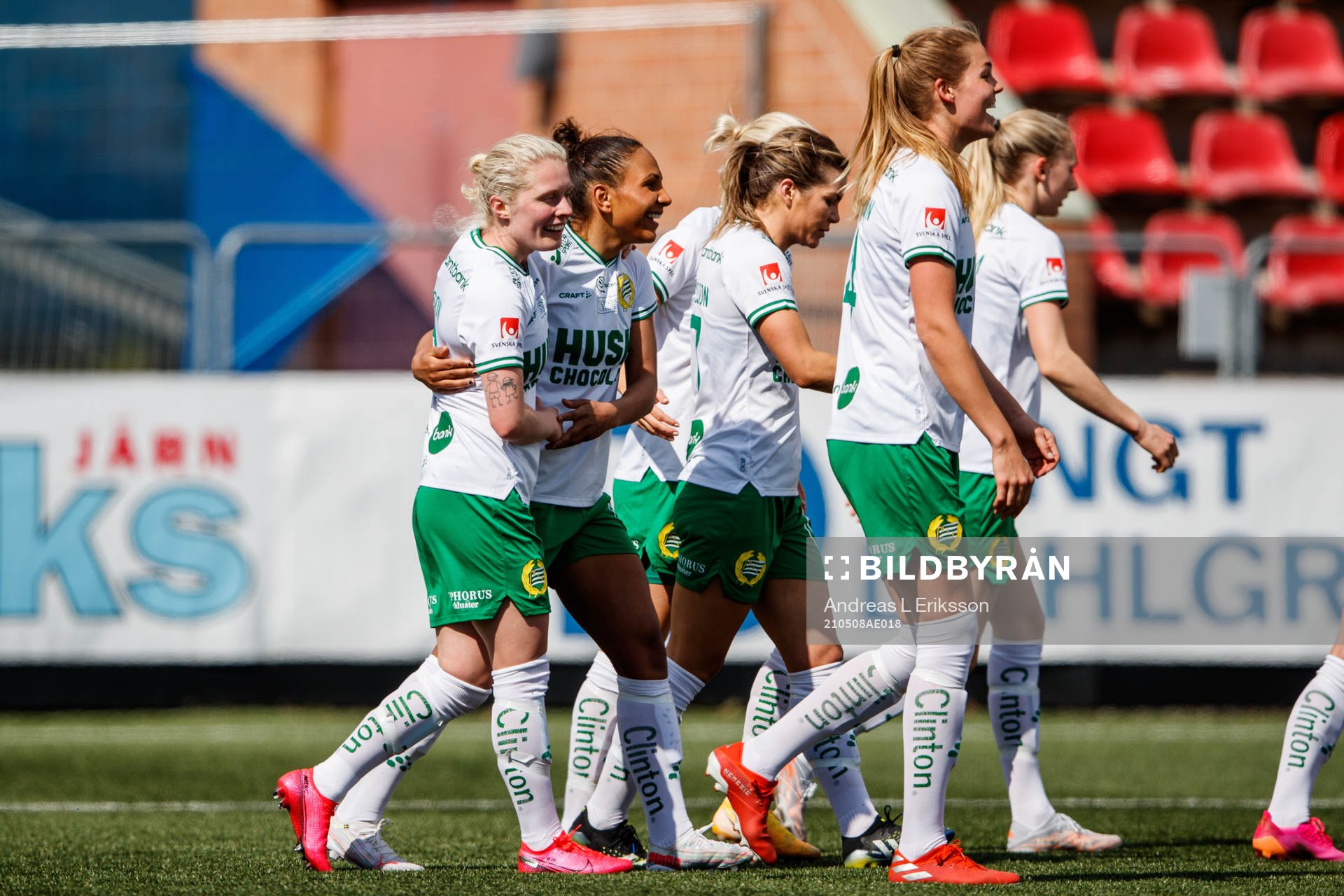 Hammarbys Madelen Janogy jublar med Emilia Larsson efter 1-2 under fotbollsmatchen i Damallsvenskan mellan AIK och Hammarby den 8 maj 2021 i Stockholm.