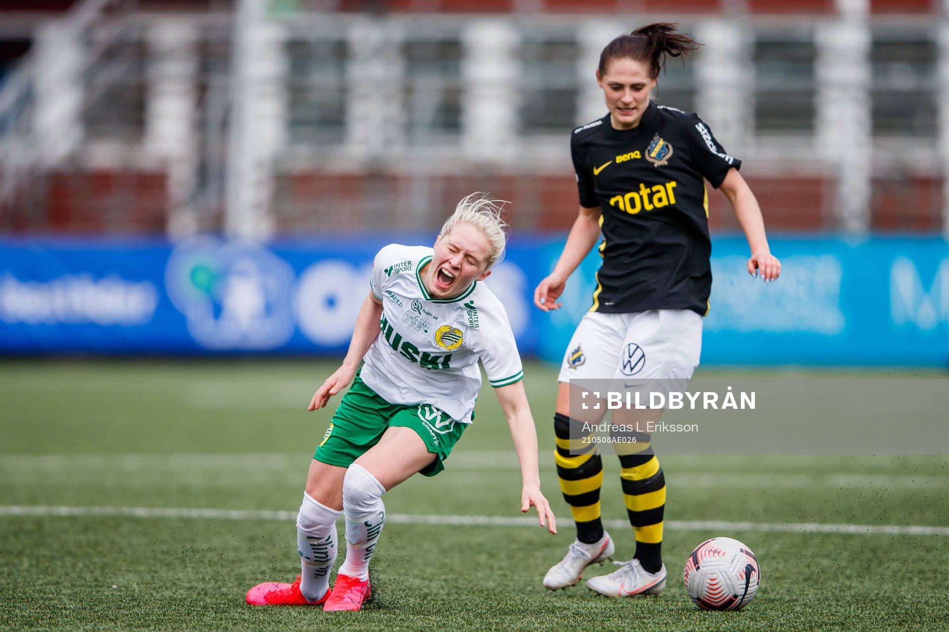 Hammarbys Emilia Larsson och AIK:s Linda Hallin under fotbollsmatchen i Damallsvenskan mellan AIK och Hammarby den 8 maj 2021 i Stockholm.
