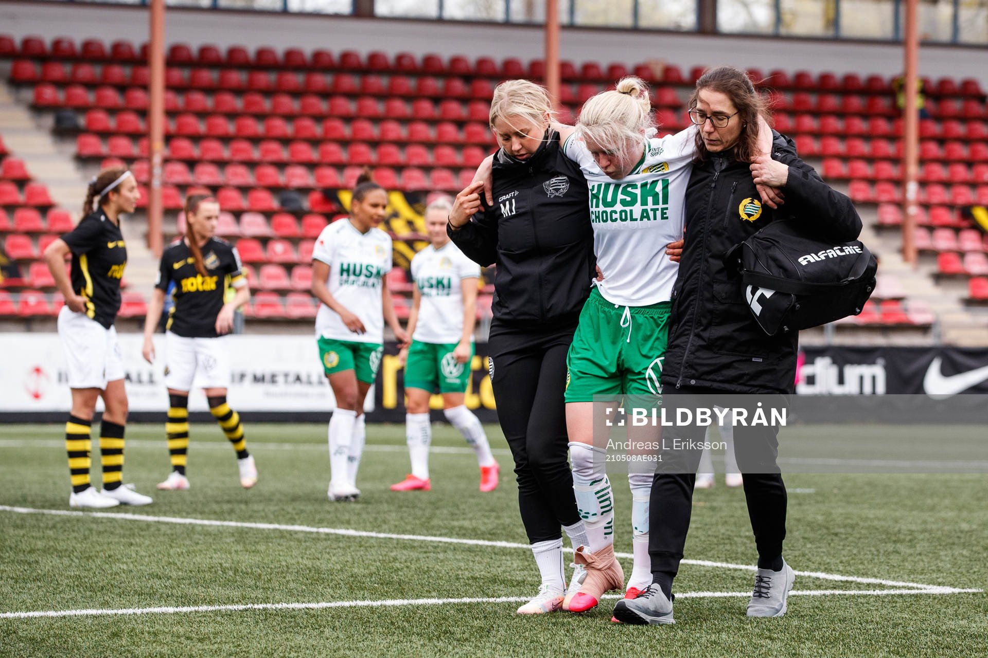 Hammarbys Emilia Larsson får hjälp av planen pga skada