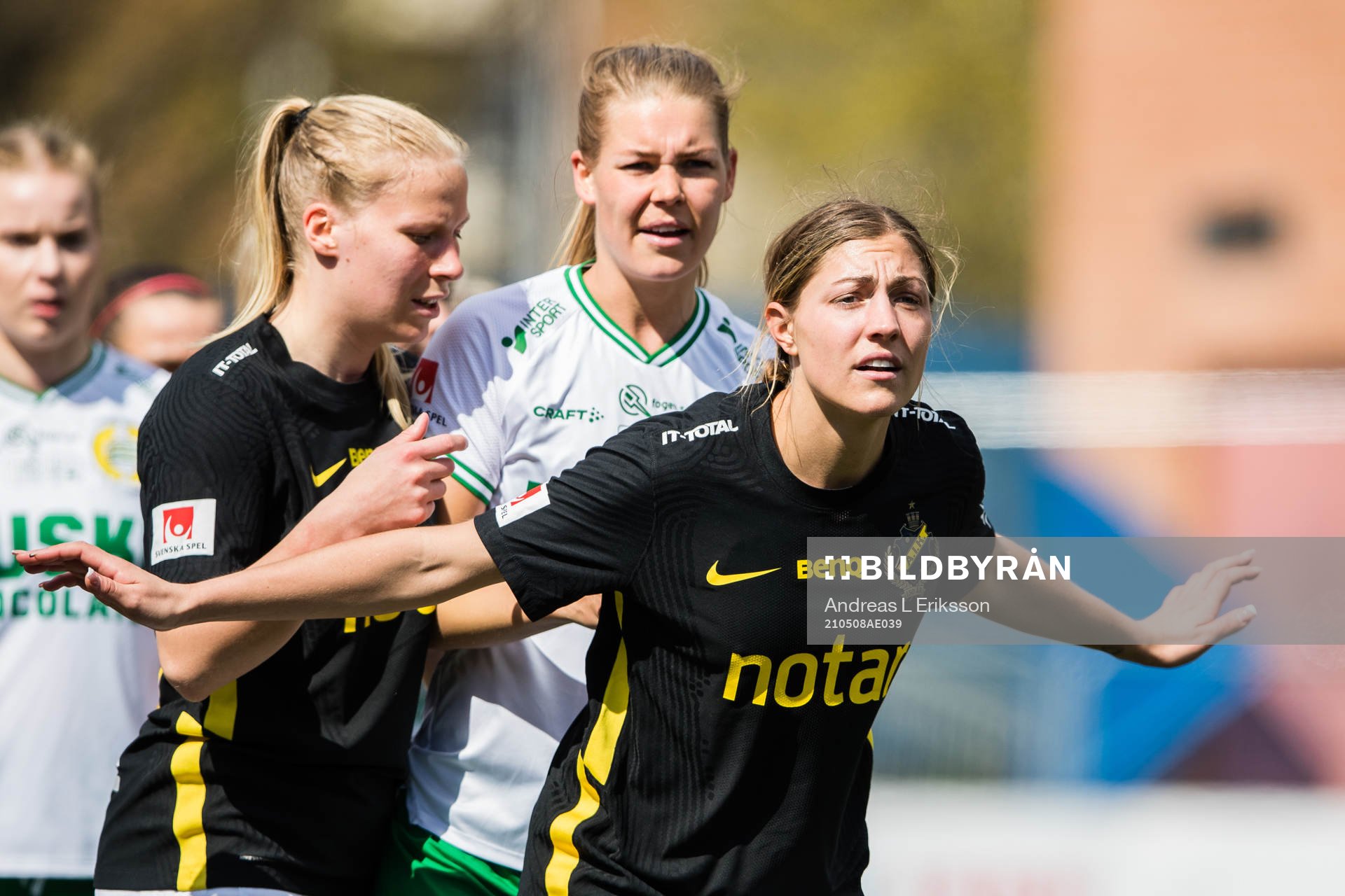 s Hanna Folkesson och Hannah Davidson försvarar sig mt