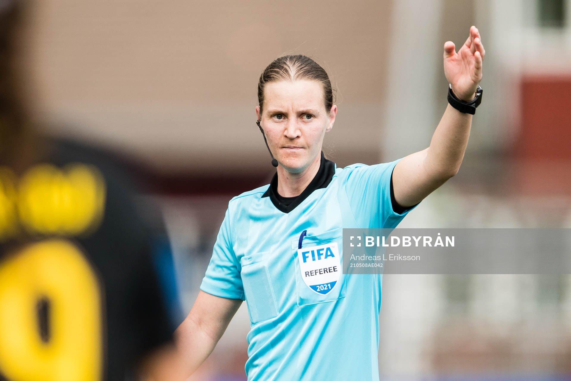 Domare Lovisa Johansson under fotbollsmatchen i Damallsvenskan mellan AIK och Hammarby den 8 maj 2021 i Stockholm. 