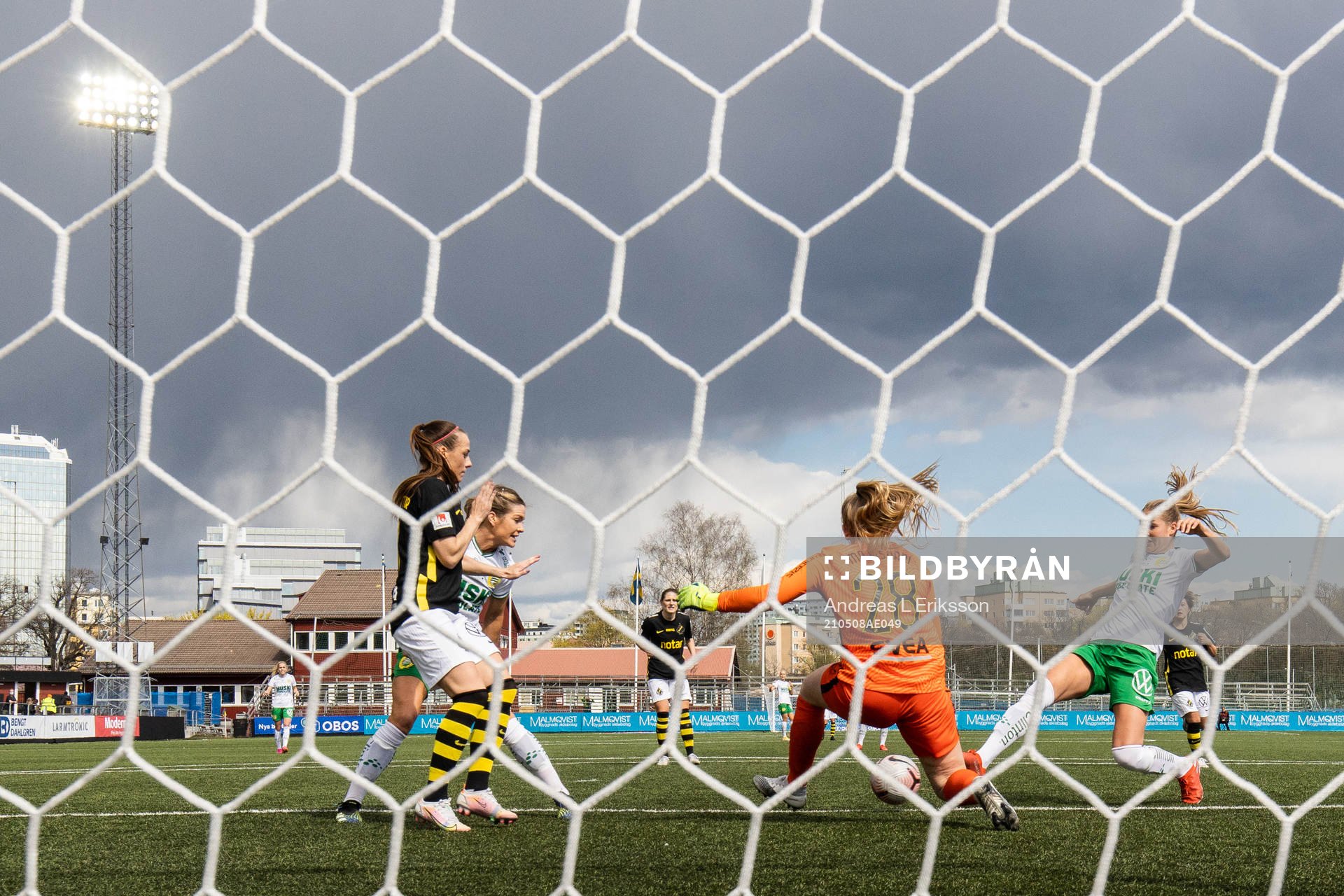 s målvakt Milla-Maj Majasaari och Hammarbys Nina Jakobsson