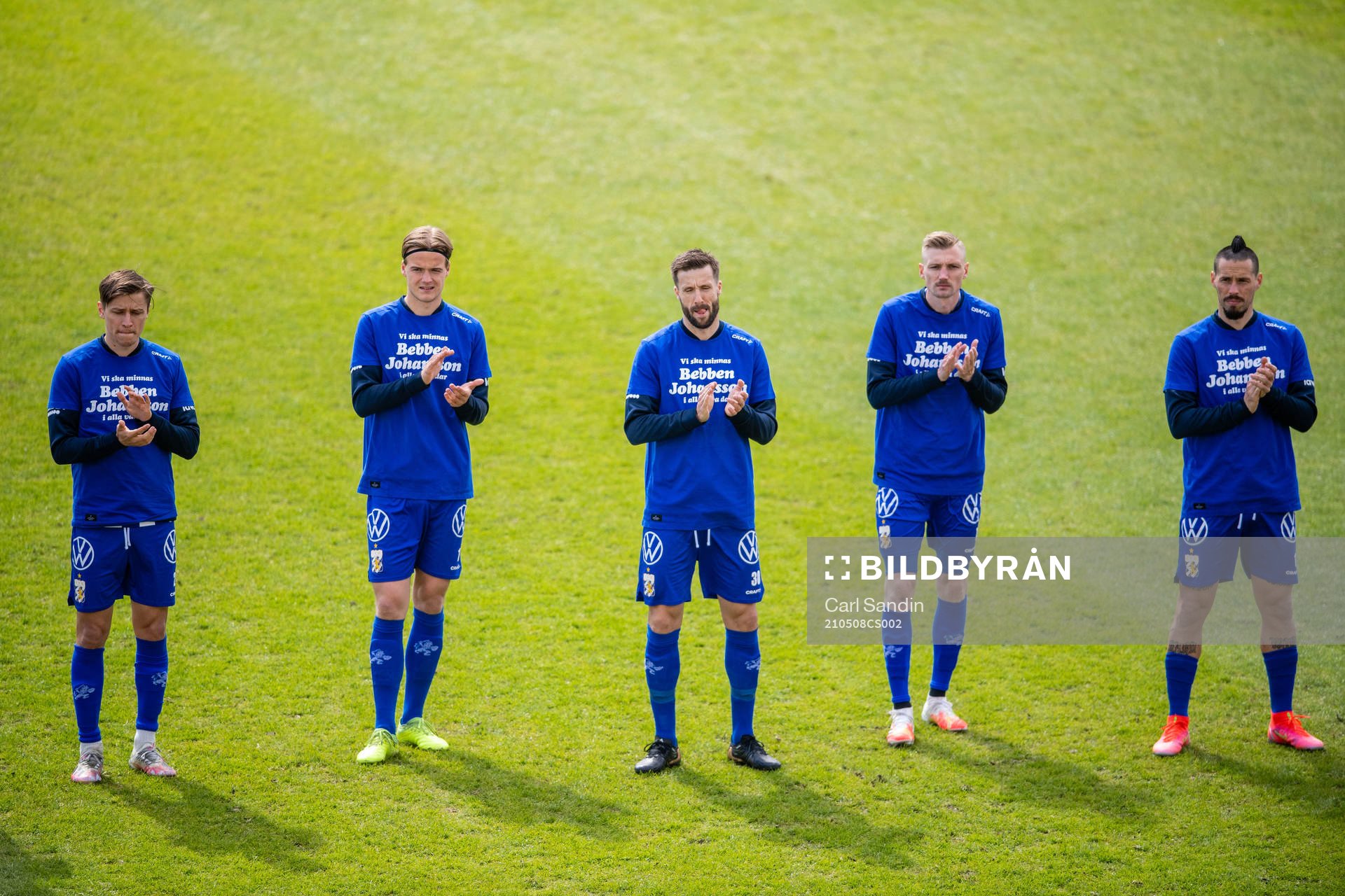 IFK Göteborgs spelare applåderar i minne av Bertil Bebben