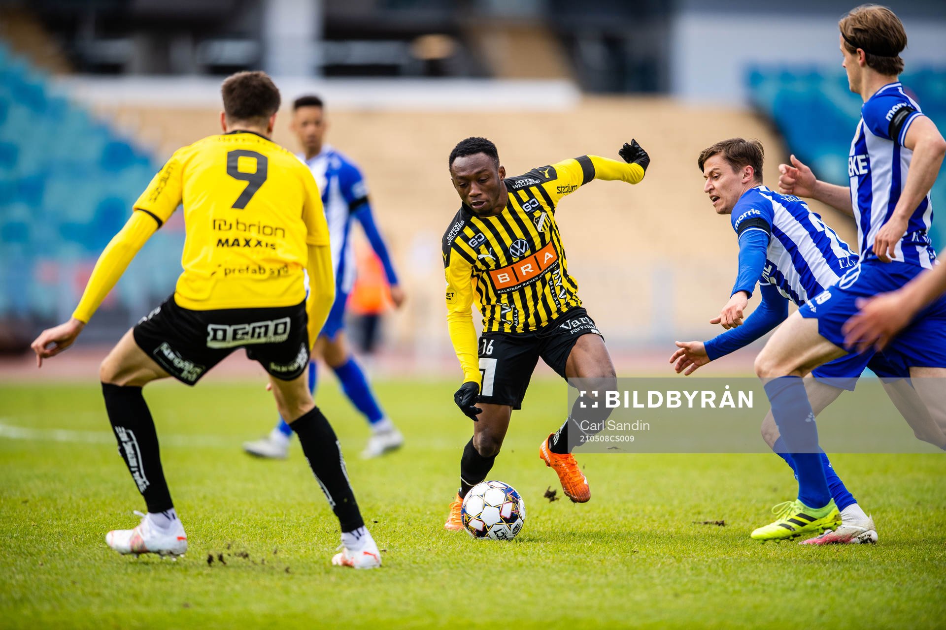 Häckens Benie Adama Traore och IFK Göteborgs Simon Thern