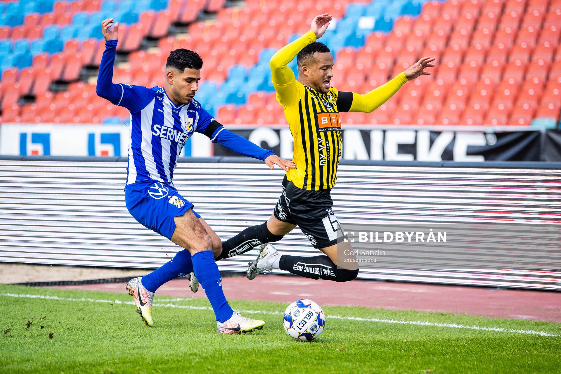 IFK Göteborgs Hosam Aiesh och Häckens Martin Olsson