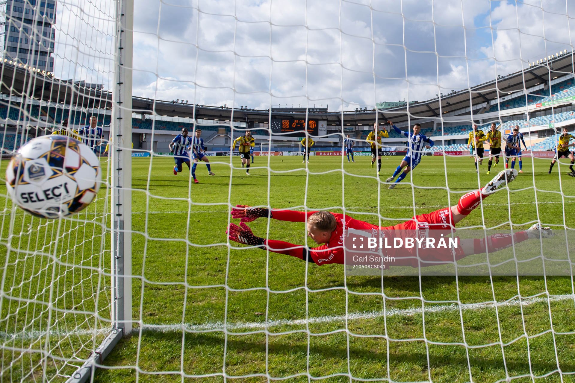 IFK Göteborgs Tobias Sana gör 1-1 på straff bakom