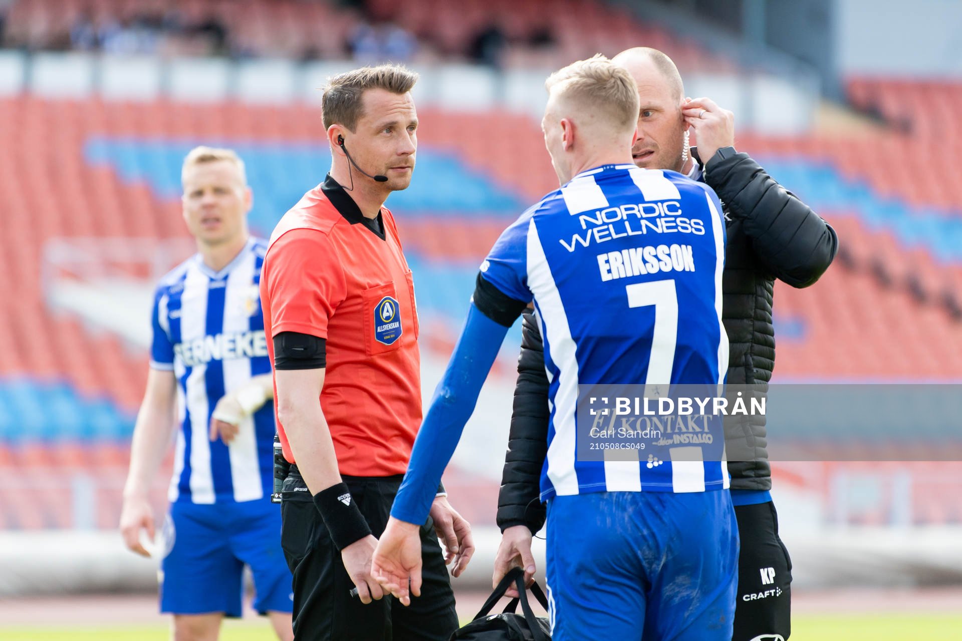 Domare Andreas Ekberg pratar med IFK Göteborgs Sebastian Eriksson under fotbollsmatchen i Allsvenskan mellan IFK Göteborg och Häcken den 8 maj 2021 i Göteborg.