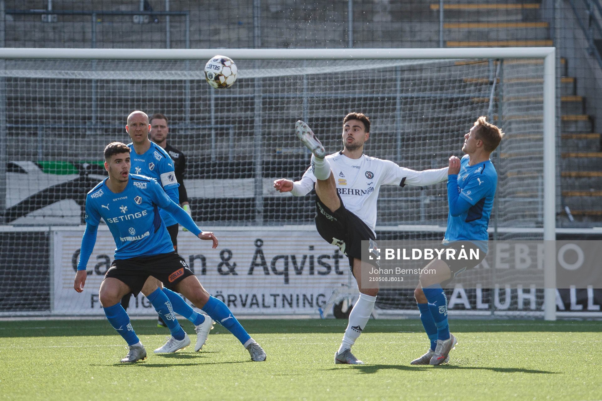 Örebros Deniz Hümmet och Halmstads Halmstads Joseph Baffoe