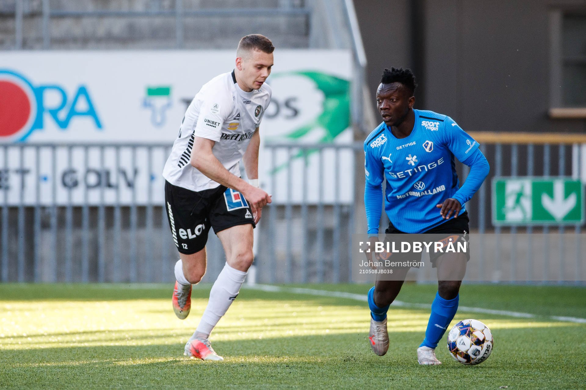 Halmstads Halmstads Thomas Boakye och Örebros Jake Larsson