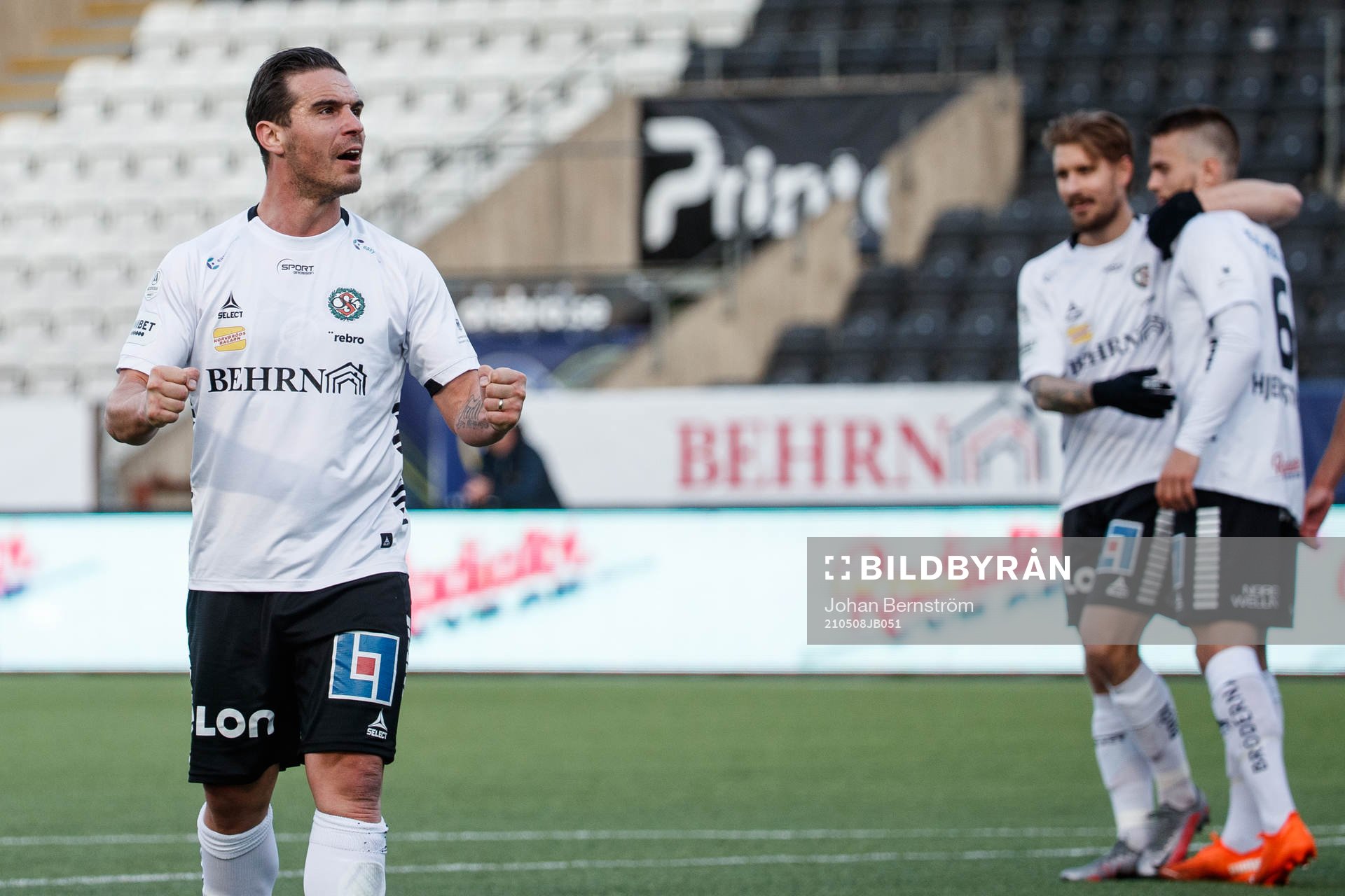 Örebros Nordin Gerzic jublar efter fotbollsmatchen i Allsvenskan mellan Örebro och Halmstad den 8 maj 2021 i Örebro. 