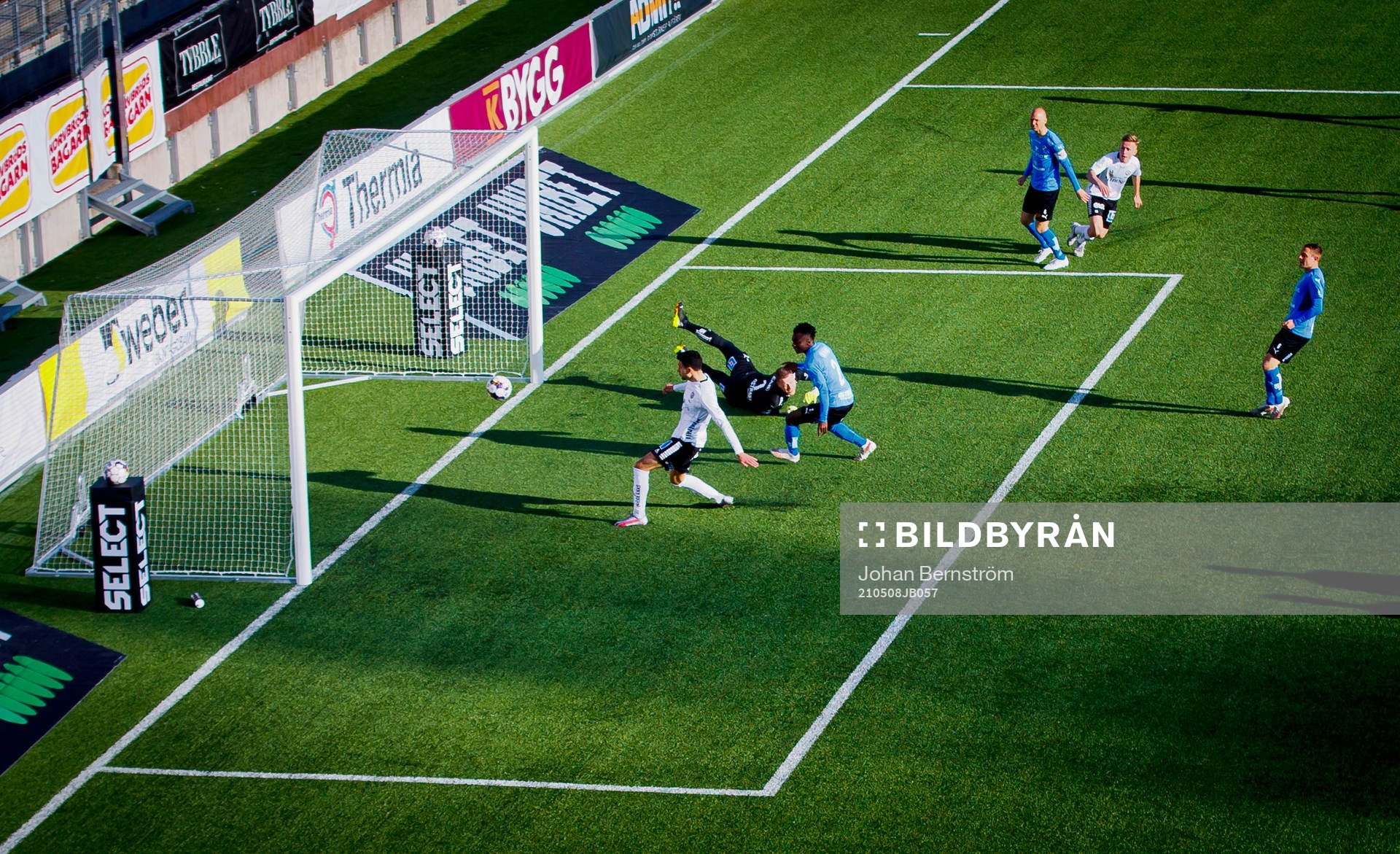 Örebros Deniz Hümmet gör 1-0 på Halmstads Halmstads