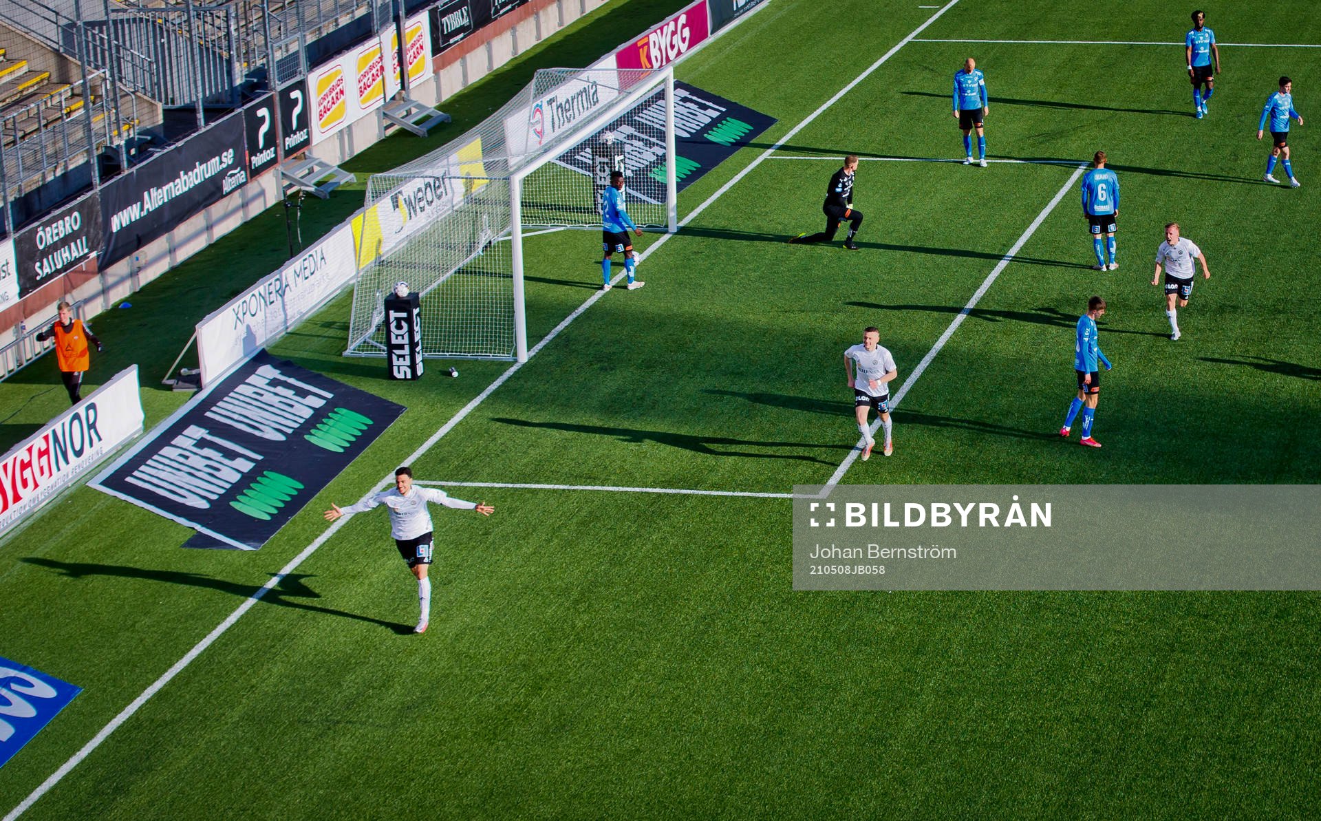 Örebros Deniz Hümmet gör 1-0 på Halmstads Halmstads målvakt Malkolm Nilsson Säfqvist och jublar under fotbollsmatchen i Allsvenskan mellan Örebro och Halmstad den 8 maj 2021 i Örebro.