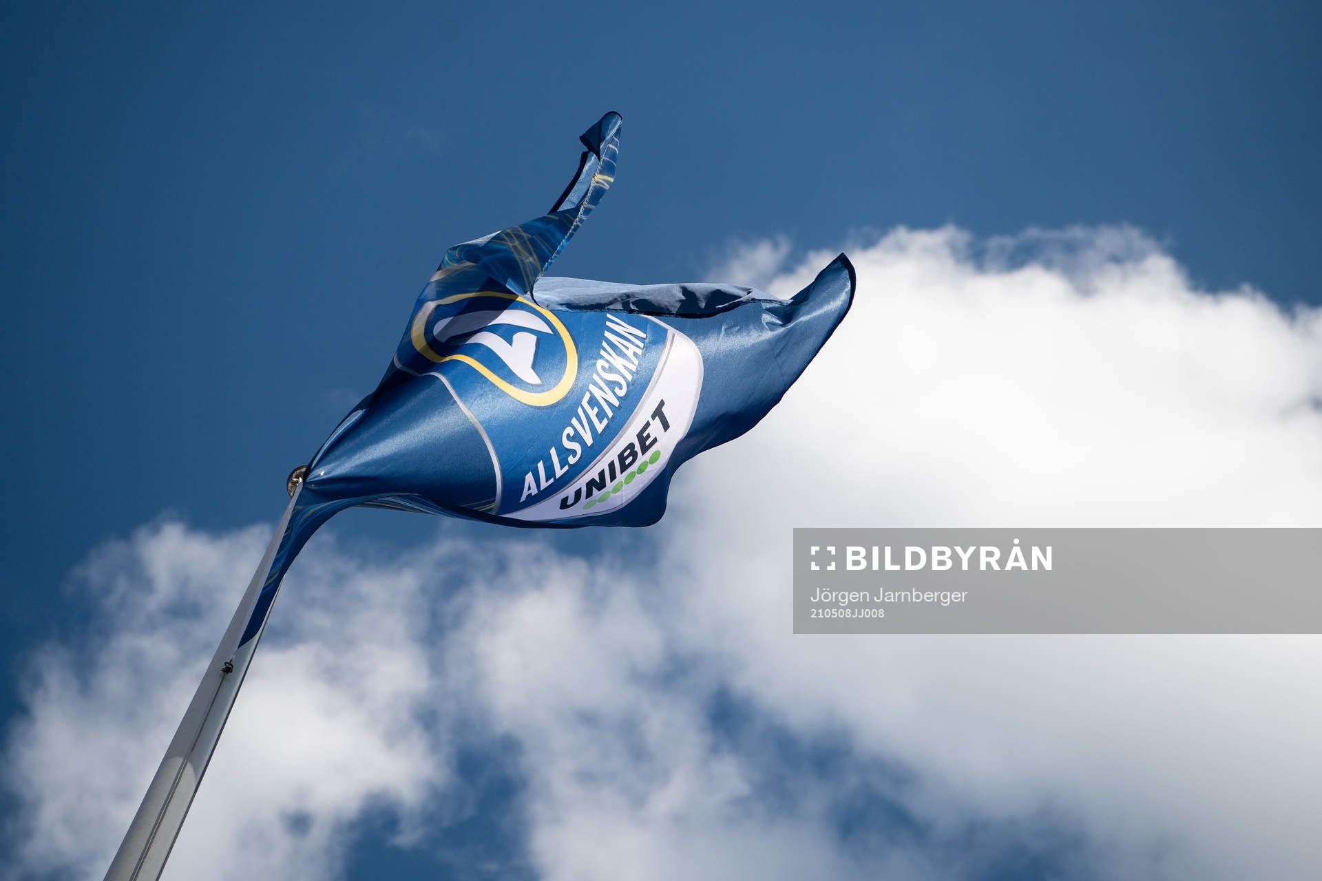 Flagga med Allsvenskans och Unibets märke vajar i vinden