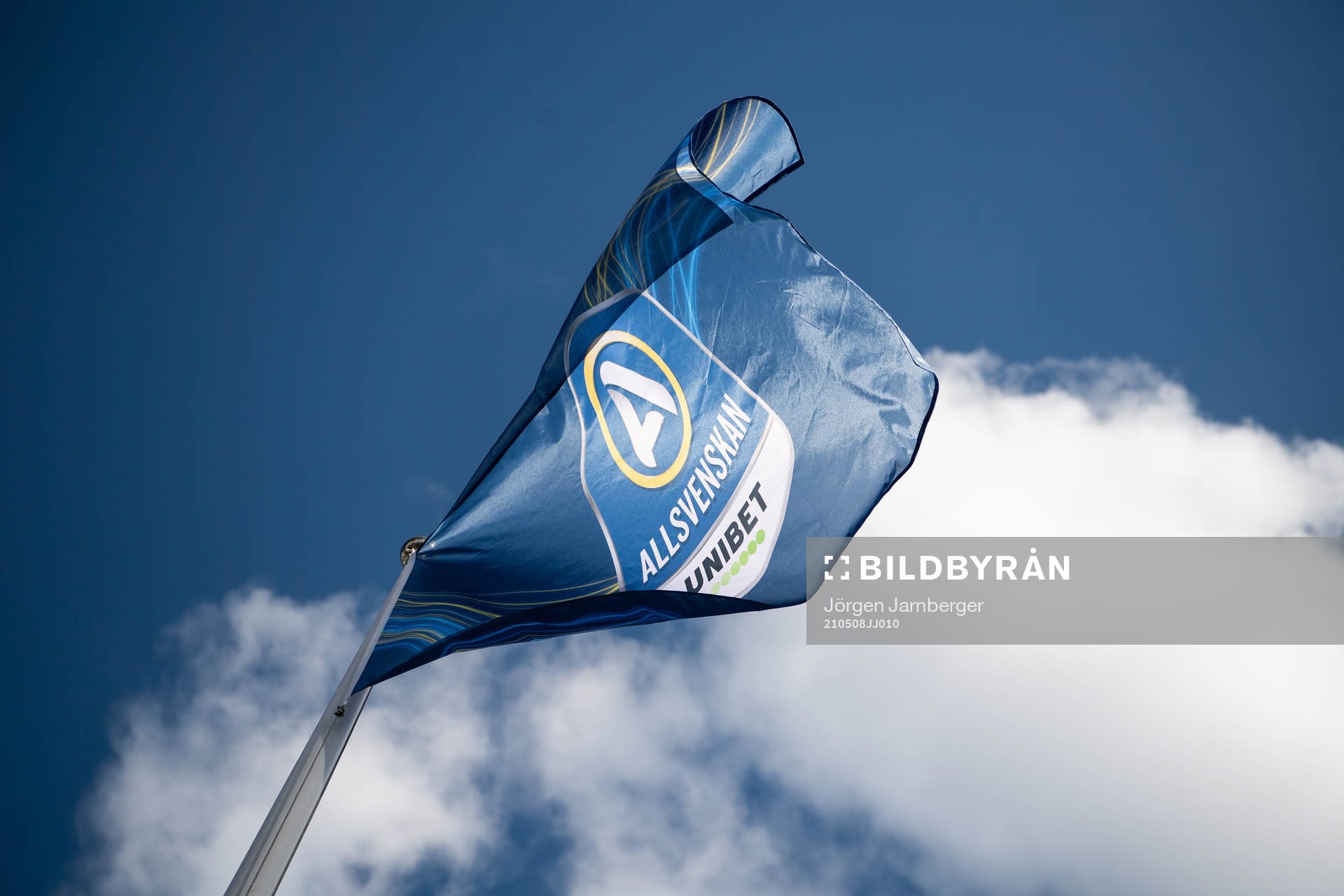 Flagga med Allsvenskans och Unibets märke vajar i vinden