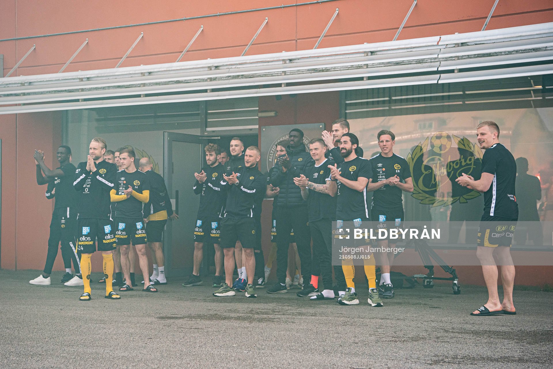 Elfsborgs spelare kommer ut och tackar supportrarna
