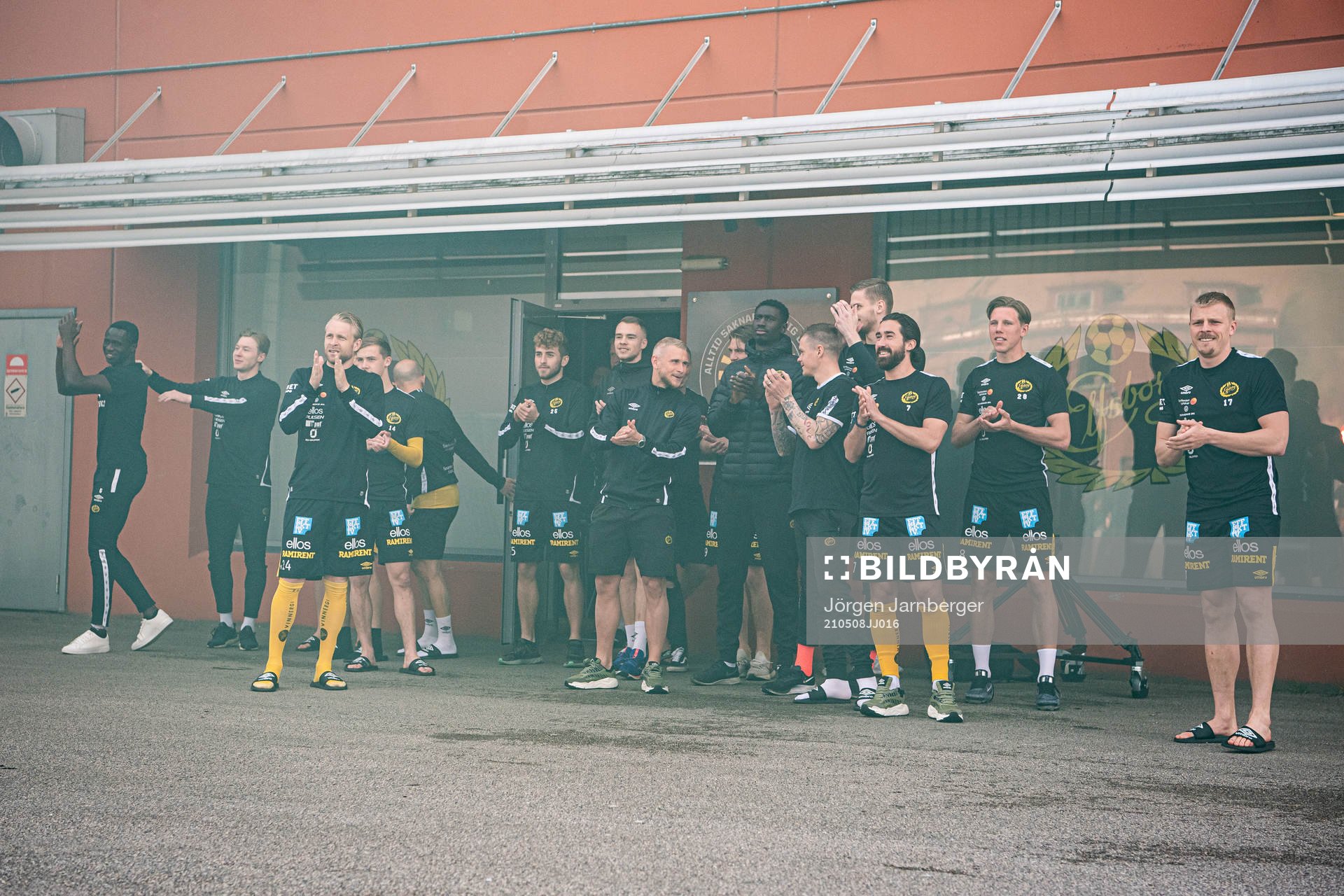 Elfsborgs spelare kommer ut och tackar supportrarna