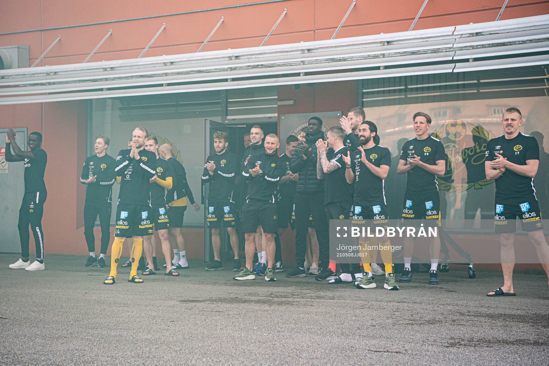 Elfsborgs spelare kommer ut och tackar supportrarna