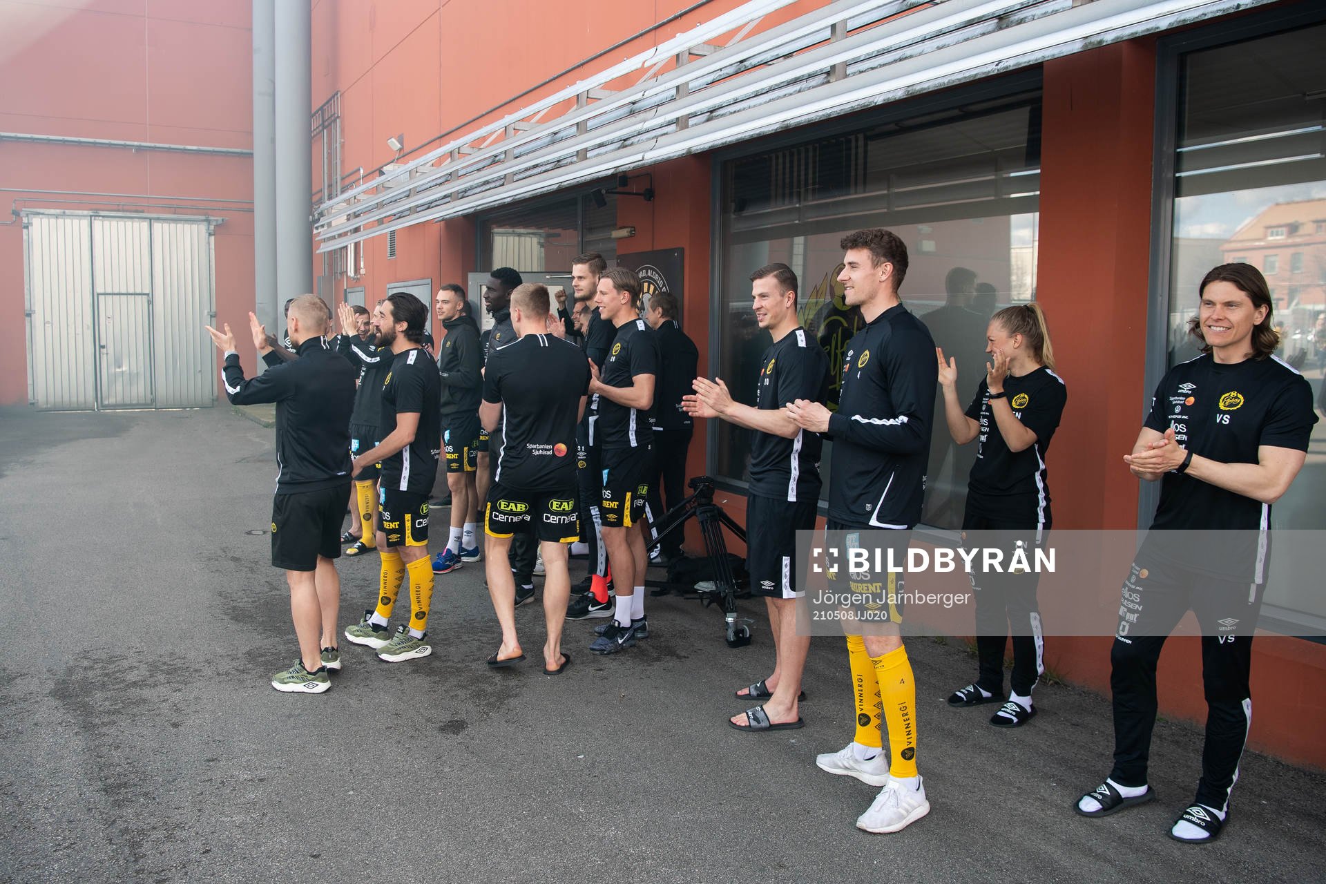 Elfsborgs spelare kommer ut och tackar supportrarna