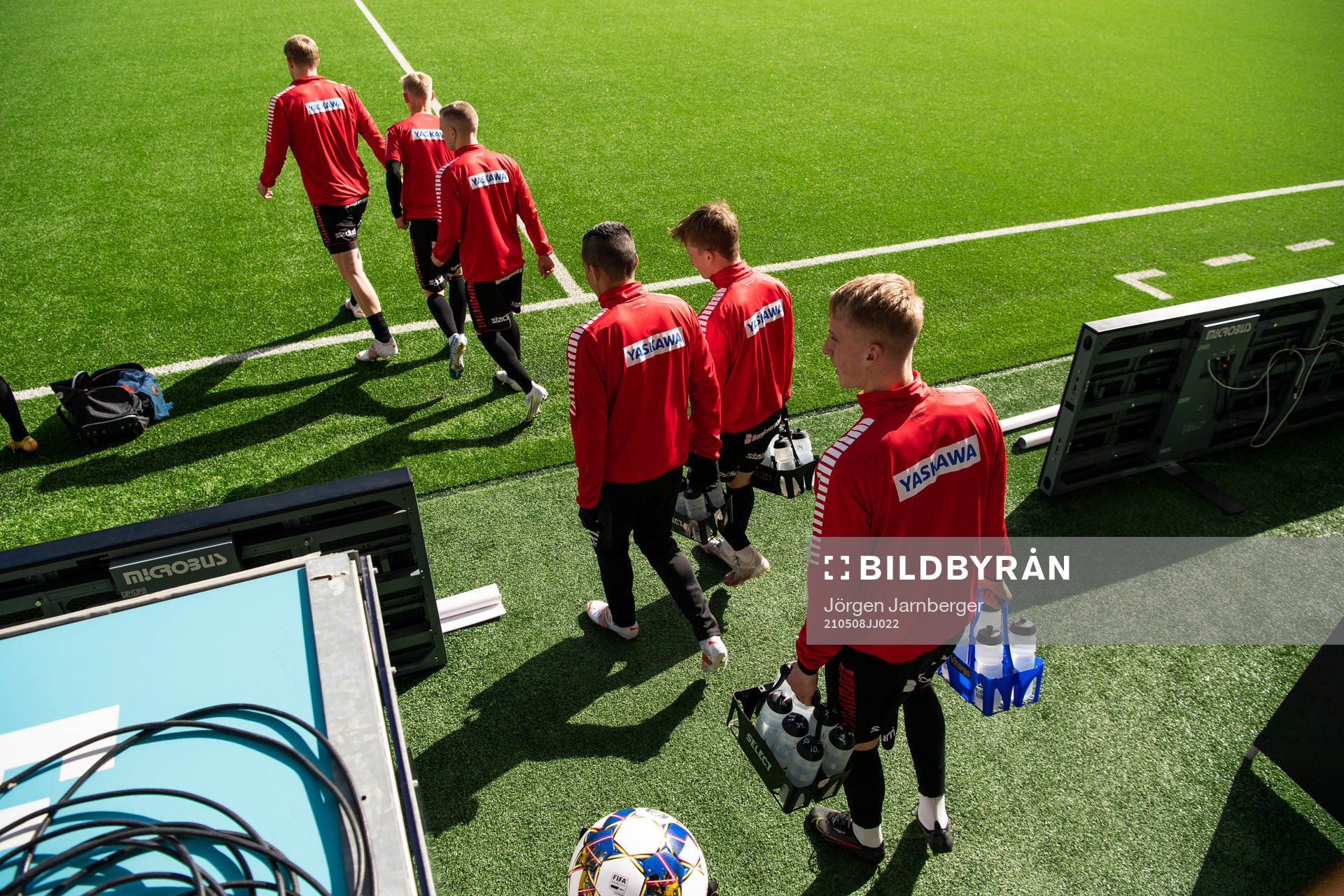 Kalmars spelare kommer in på planen