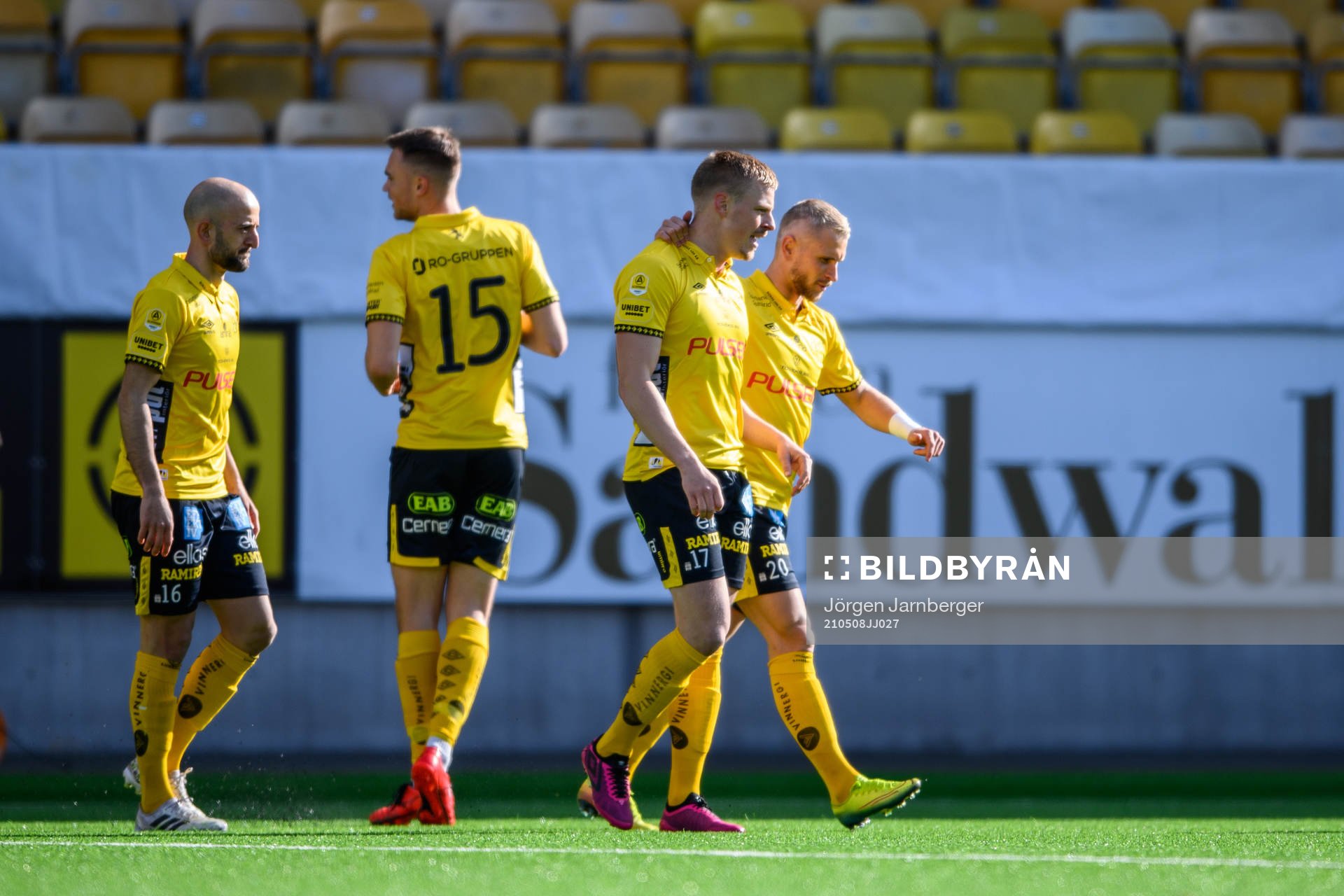 Elfsborgs Per Frick jublar med Simon Strand efter 1-0 under fotbollsmatchen i Allsvenskan mellan Elfsborg och Kalmar den 8 maj 2021 i Borås.