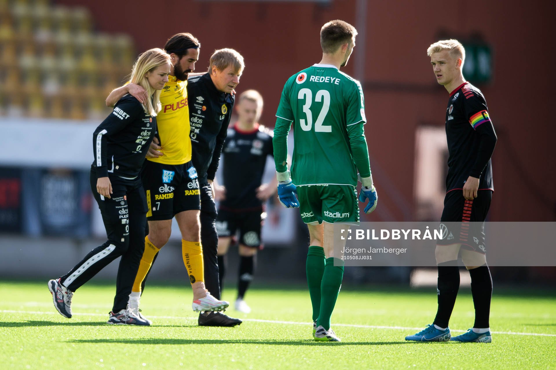 Elfsborgs Frederik Holst får hjälp av planen av läkare