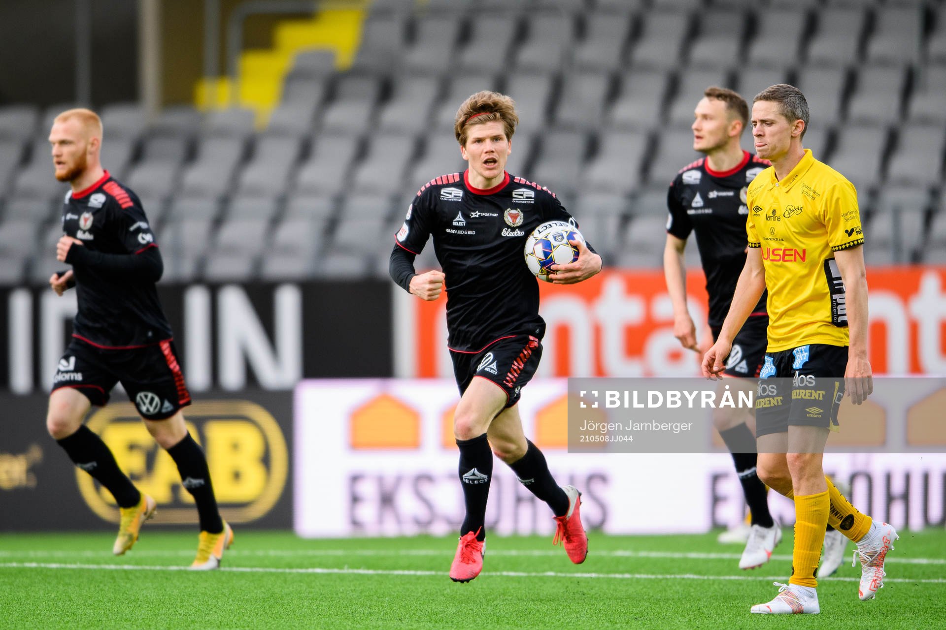 Kalmars Oliver Berg jublar efter 2-2 under fotbollsmatchen i Allsvenskan mellan Elfsborg och Kalmar den 8 maj 2021 i Borås. 