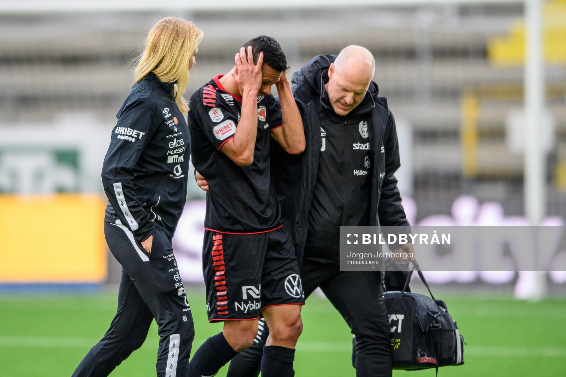Kalmars Romario Pereira Sipiao får hjälp av planen