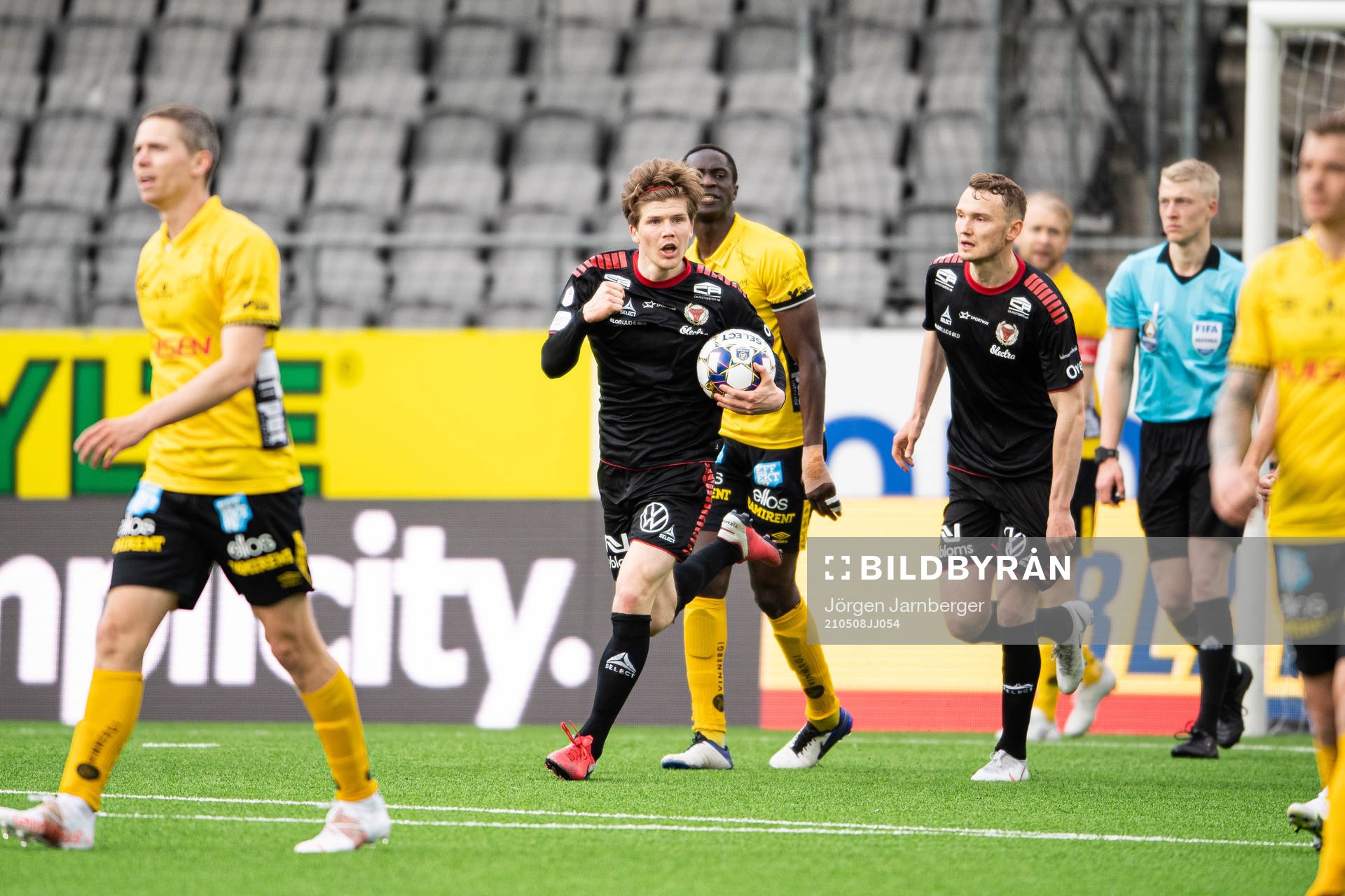 Kalmars Oliver Berg jublar efter att kvitterat till 2-2 under fotbollsmatchen i Allsvenskan mellan Elfsborg och Kalmar den 8 maj 2021 i Borås.