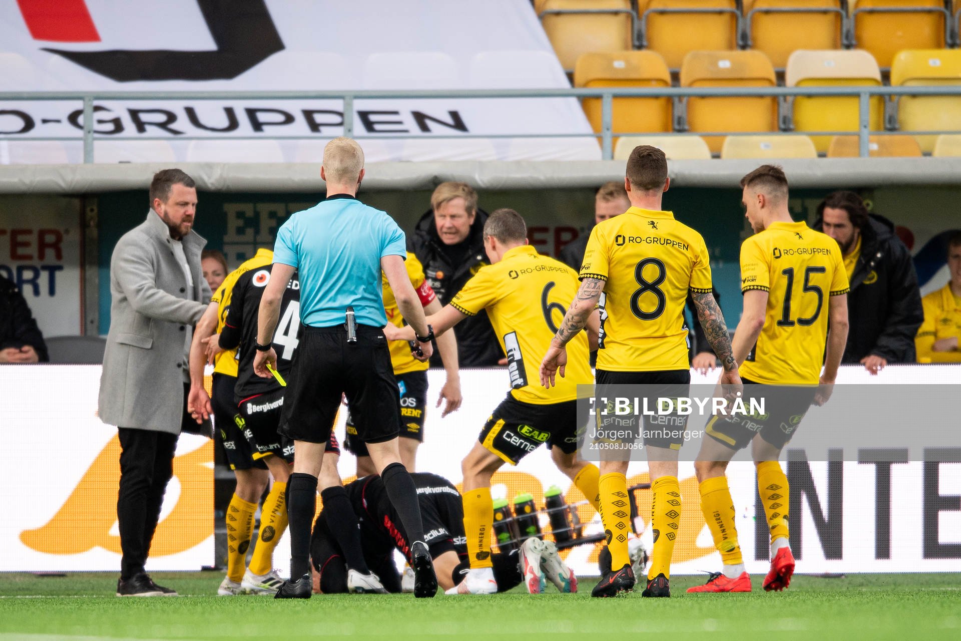 Irriterat mellan lagen efter en situation under fotbollsmatchen i Allsvenskan mellan Elfsborg och Kalmar den 8 maj 2021 i Borås. 