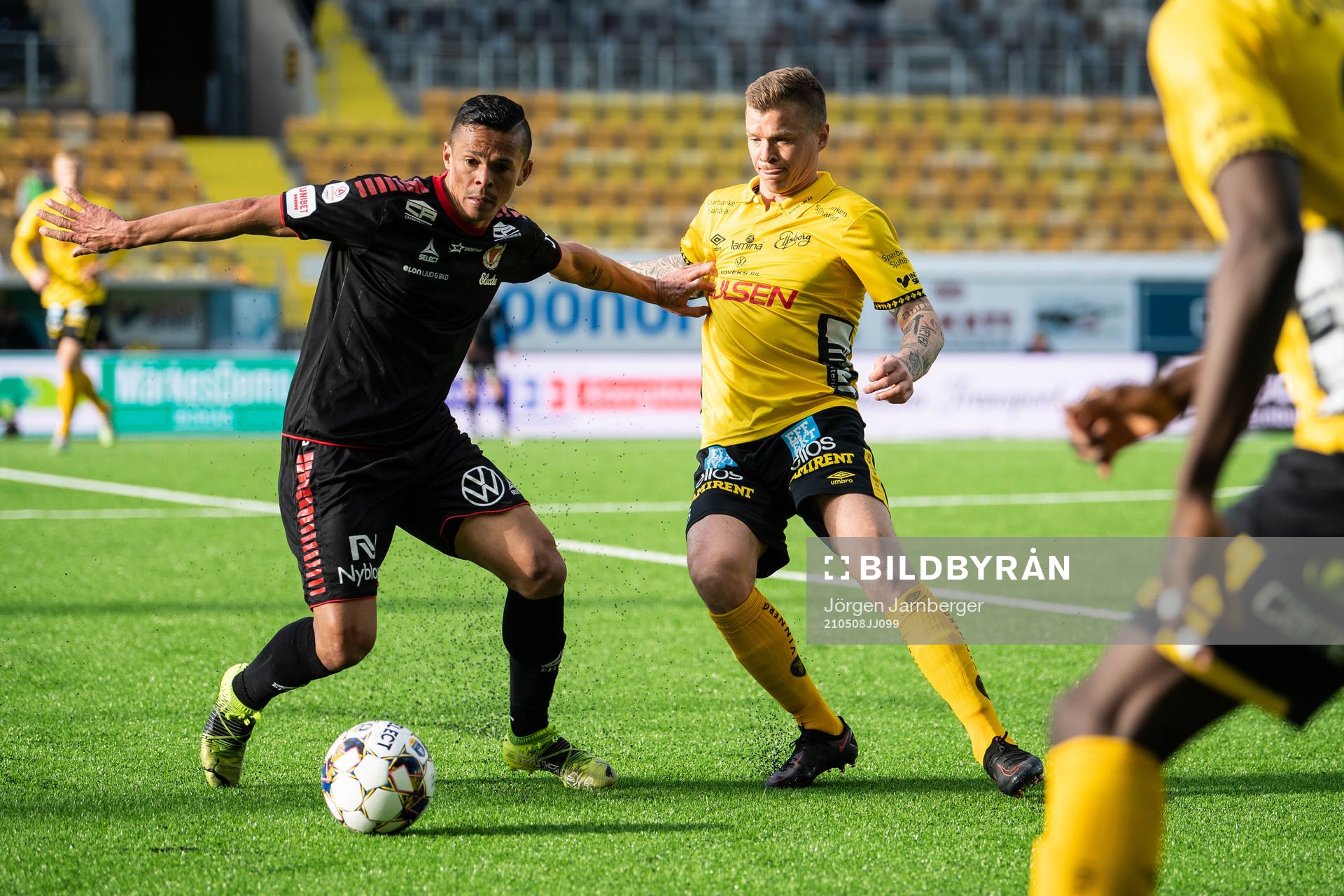 Kalmars Romario Pereira Sipiao och Elfsborgs Samuel Holmén under fotbollsmatchen i Allsvenskan mellan Elfsborg och Kalmar den 8 maj 2021 i Borås.