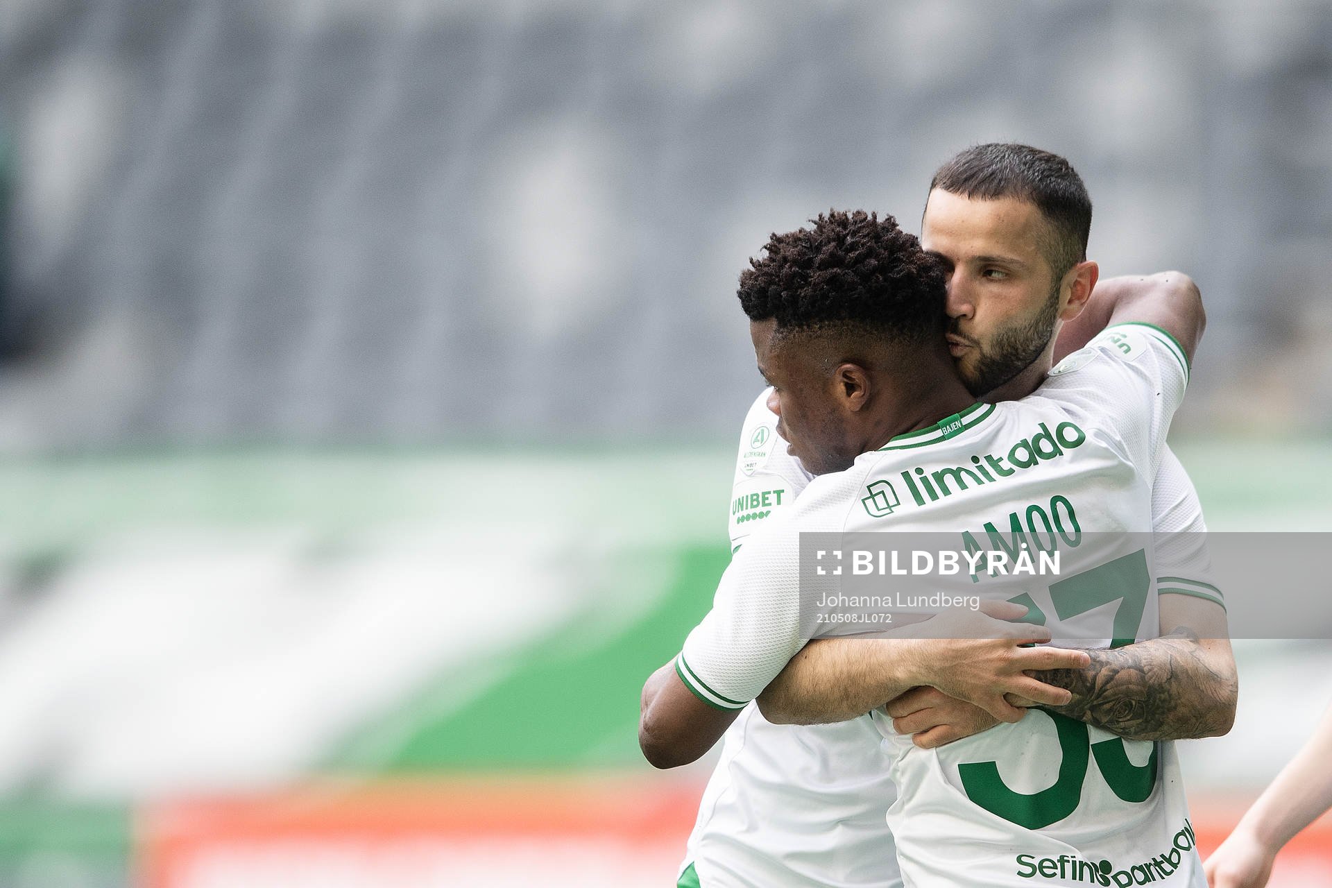 Hammarbys Mohanad Jeahze och Akinkunmi Amoo jublar efter 3-1 under fotbollsmatchen i Allsvenskan mellan Hammarby och Sirius den 8 maj 2021 i Stockholm.