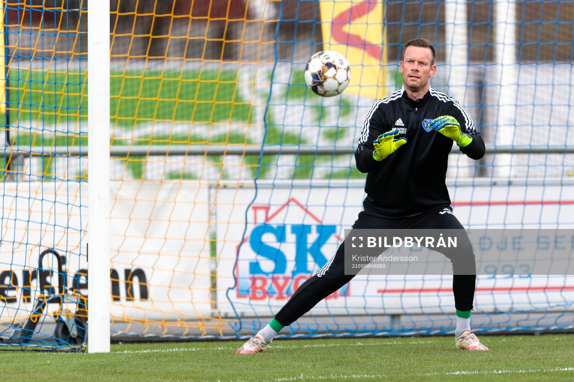 Falkenbergs målvakt Viktor Noring före fotbollsmatchen i Superettan mellan Falkenberg och Örgryte den 8 maj 2021 i Falkenberg. 