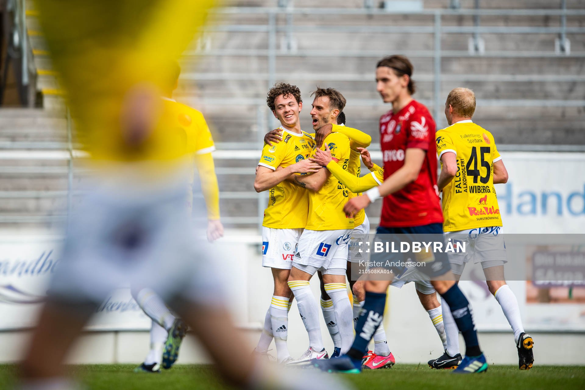 Falkenbergs Kalle Björklund jublar med lagkamrater efter 2-1 under fotbollsmatchen i Superettan mellan Falkenberg och Örgryte den 8 maj 2021 i Falkenberg.