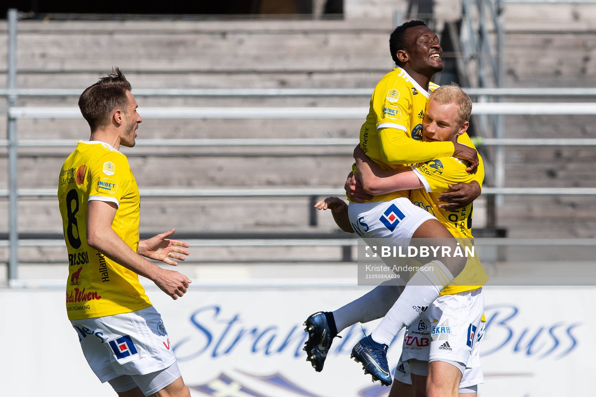 Falkenbergs Umar Bala Muhammed jublar med Adam Bergmark