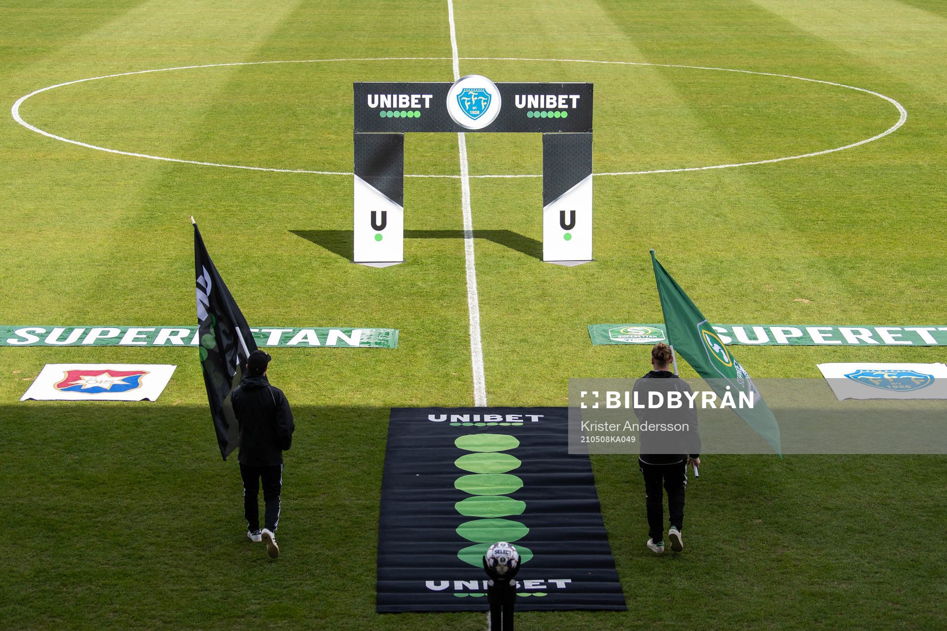 Inmarsch före fotbollsmatchen i Superettan mellan