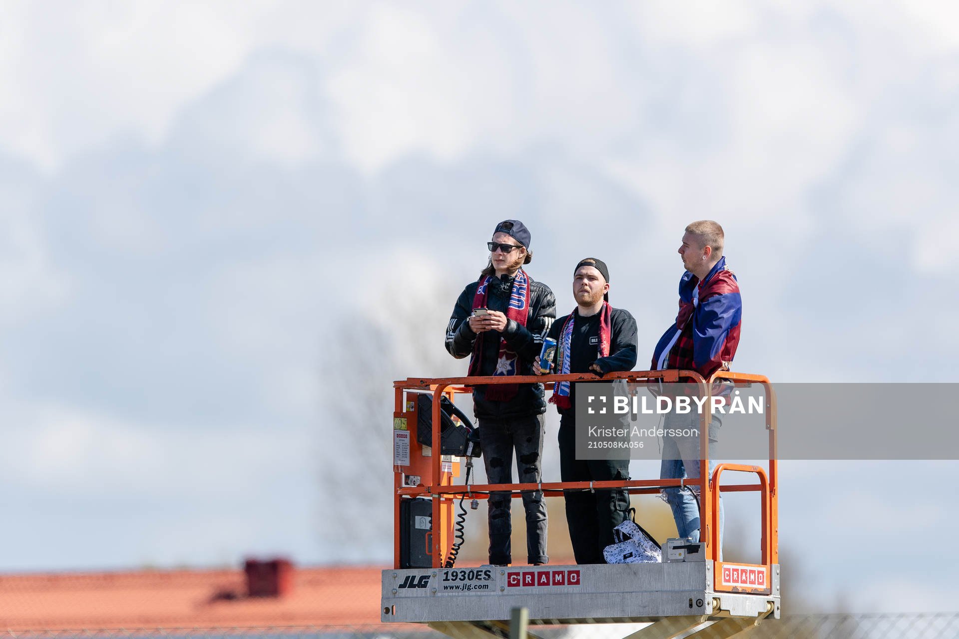 Örgrytes supportrar utanför arenan
