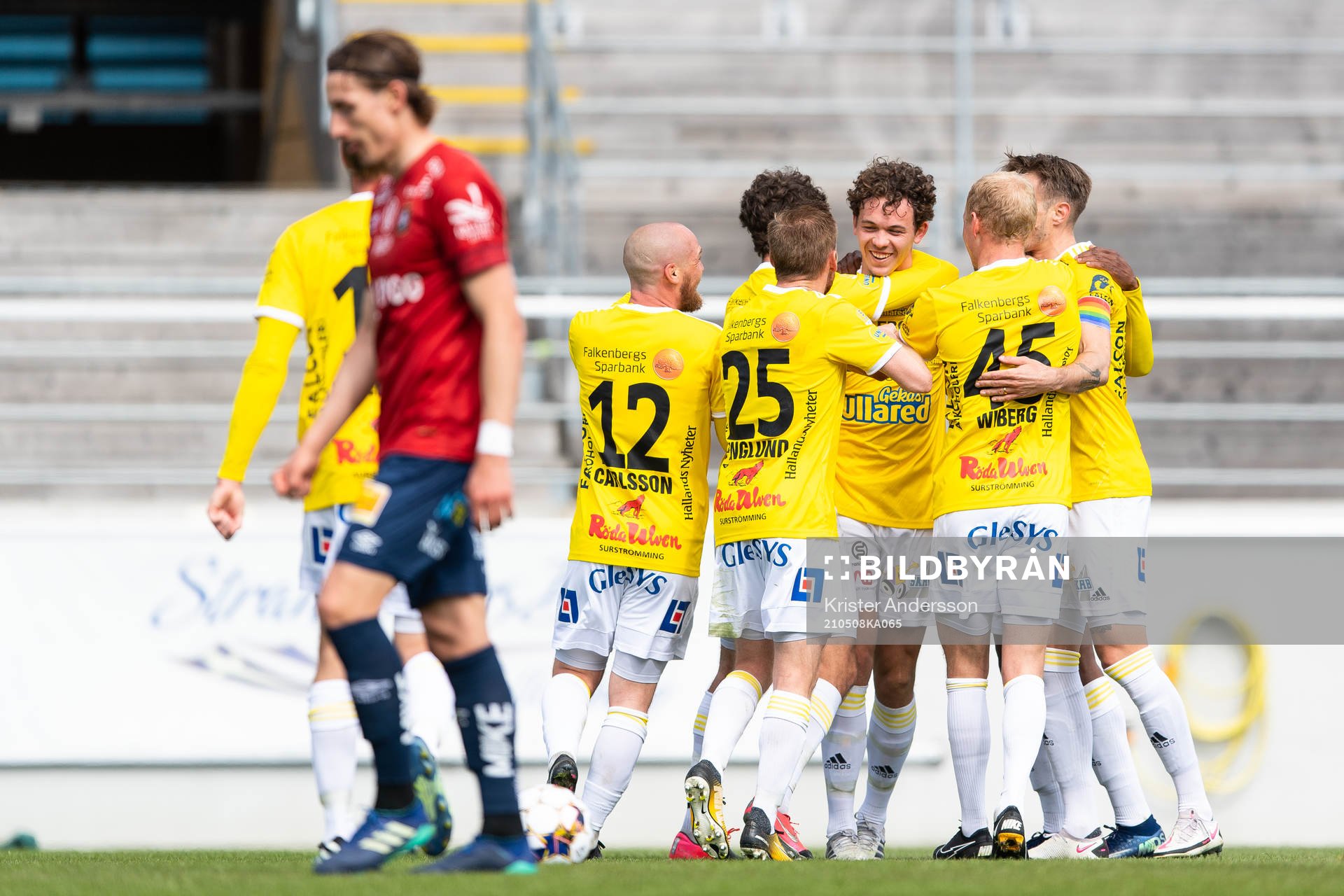 Falkenbergs Kalle Björklund jublar efter 2-1 med lagkamrater under fotbollsmatchen i Superettan mellan Falkenberg och Örgryte den 8 maj 2021 i Falkenberg. 