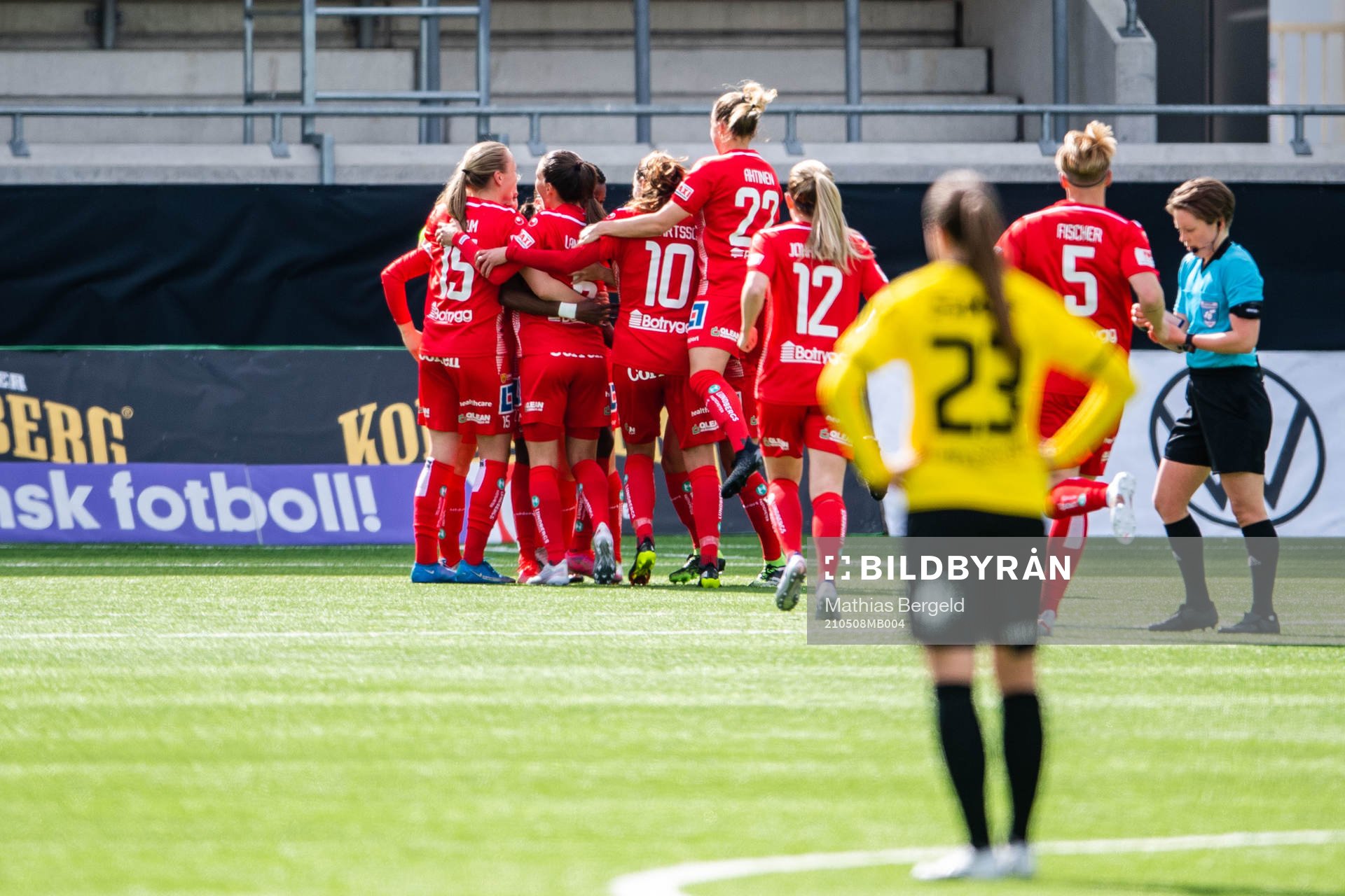 Linköpings Uchenna Grace Kanu jublar med lagkamrater