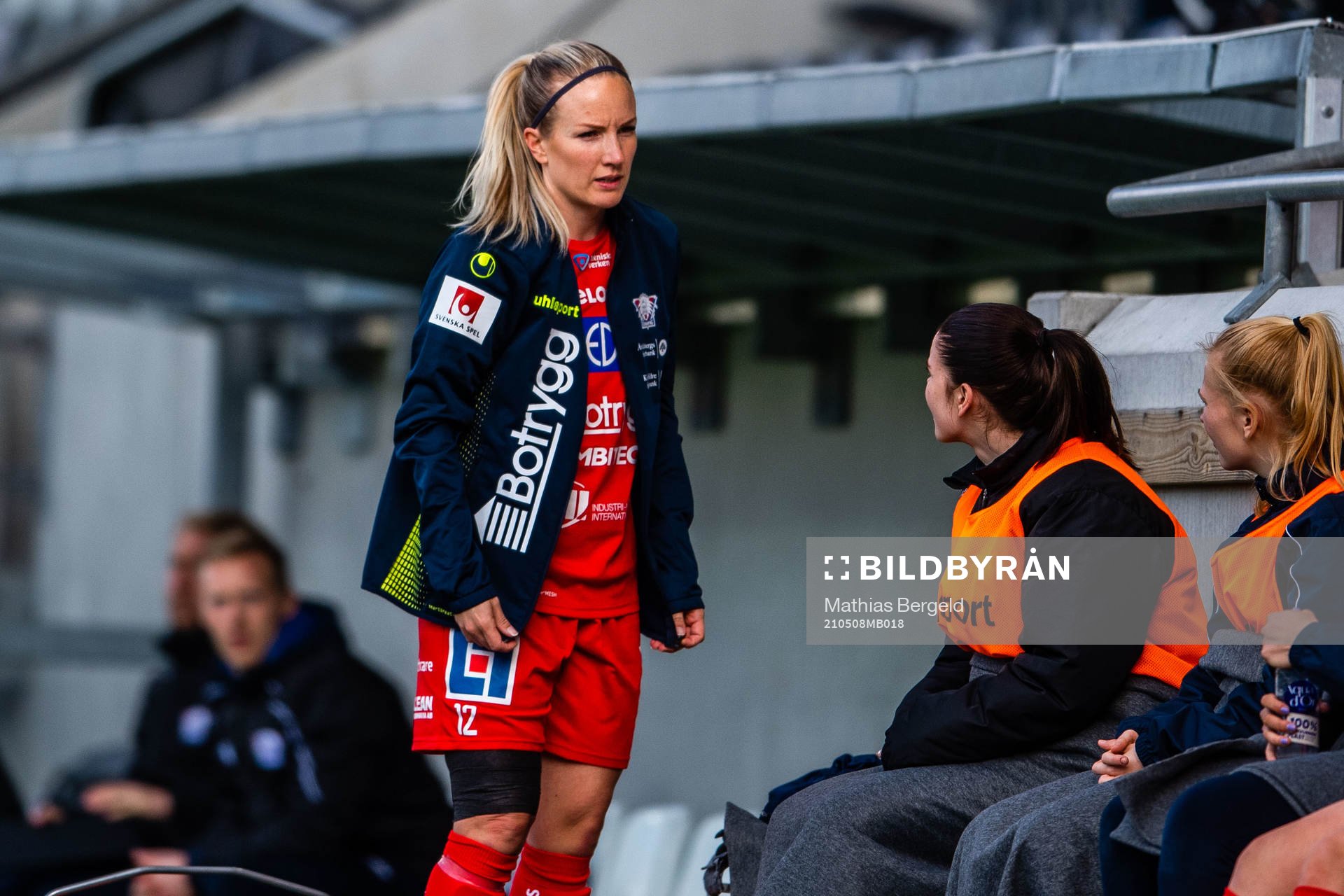 Linköpings Petra Johansson lämnar planen skadad