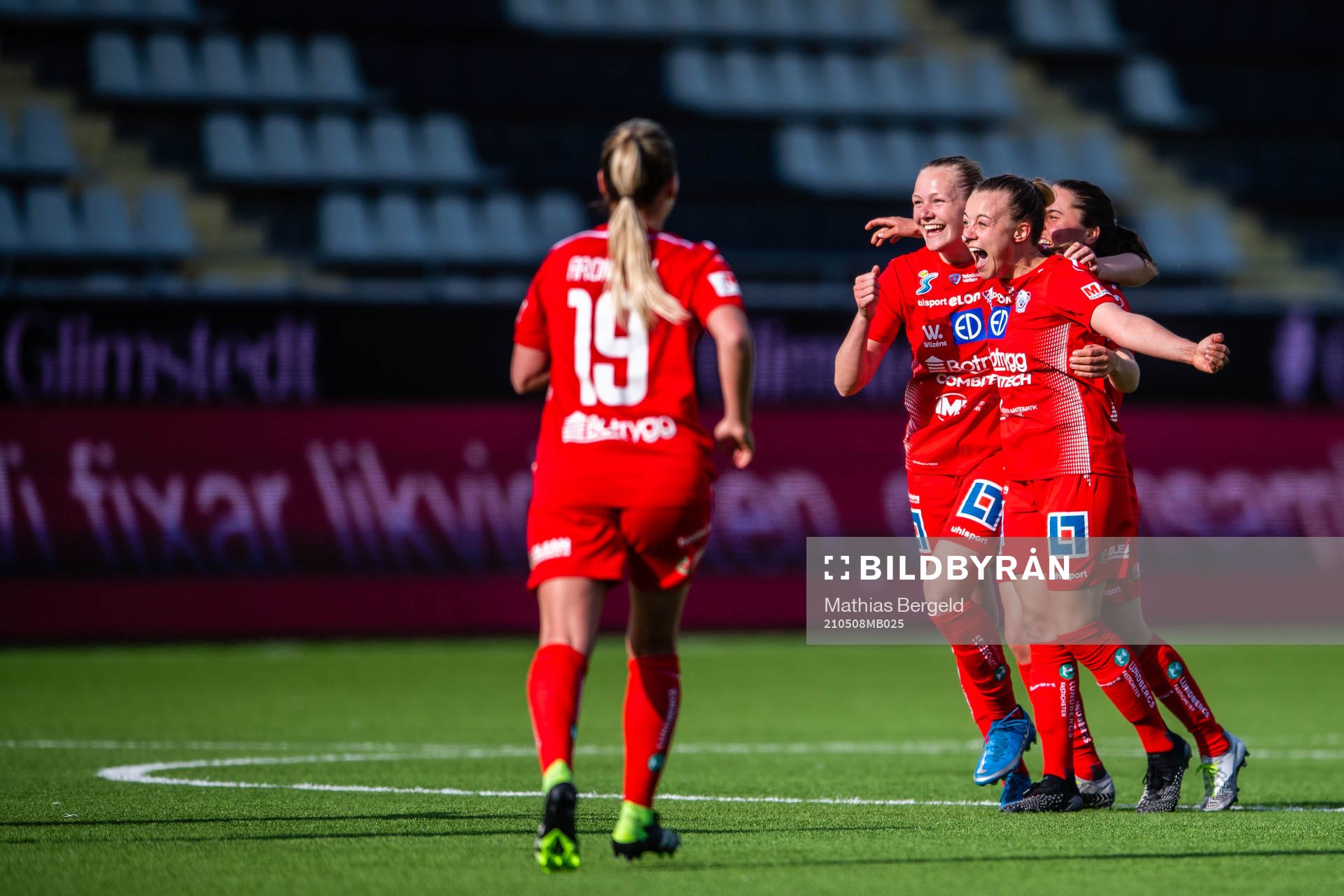 Linköpings Olga Ahtinen jublar med lagkamrater