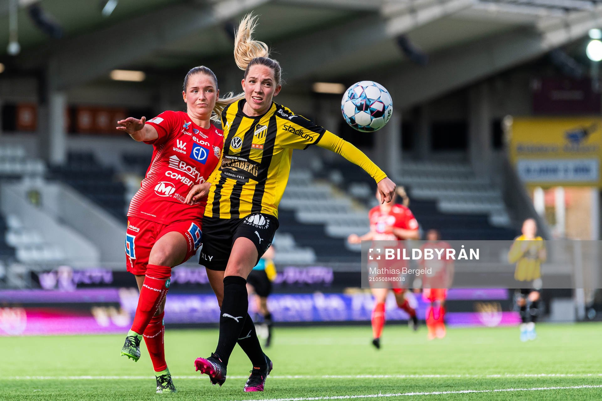 Linköpings Ronja Aronsson och Häckens Elin Rubensson i