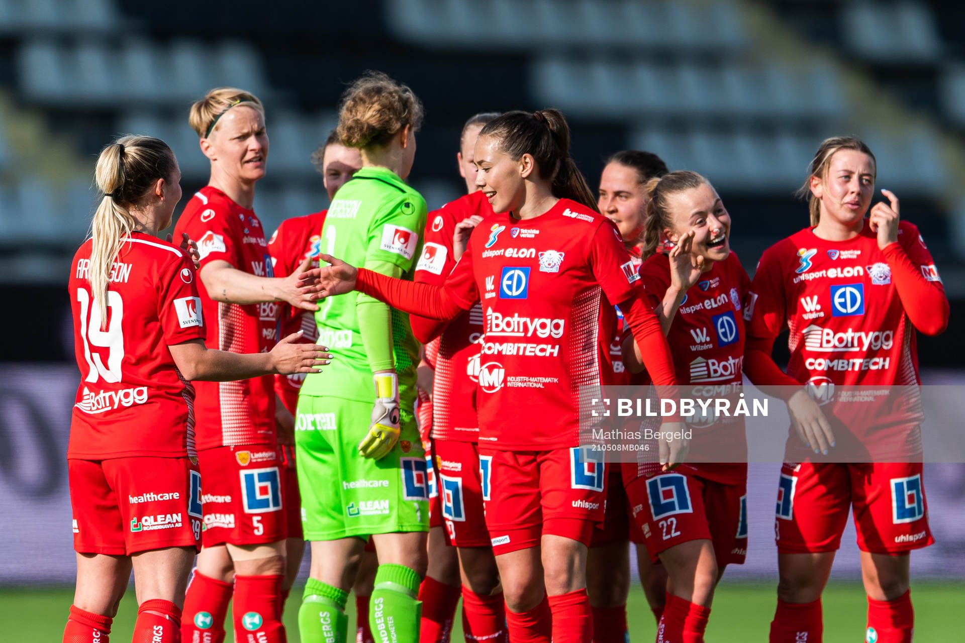 Linköpings Nilla Fischer och Elin Landström jublar med