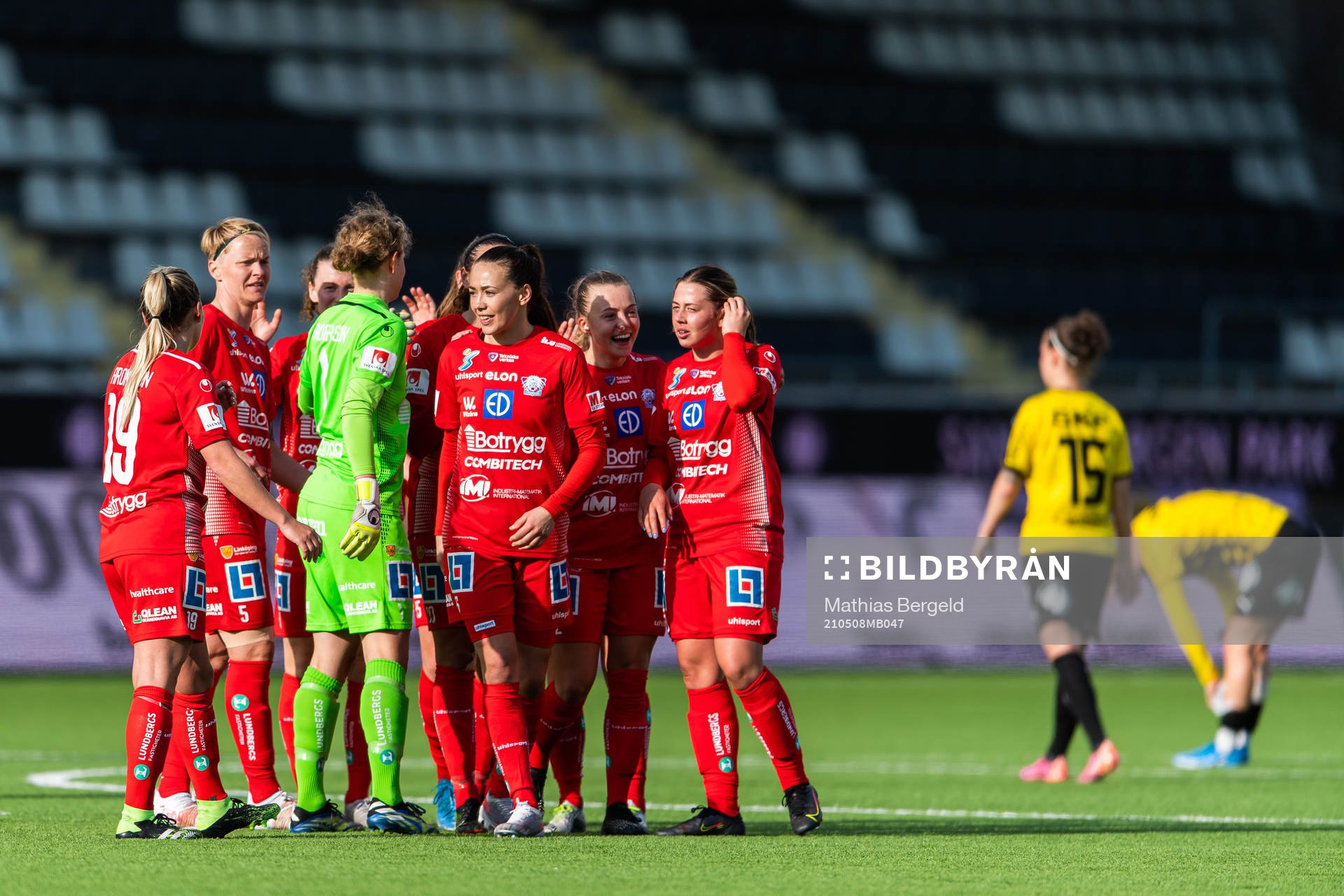 Linköpings Nilla Fischer och Elin Landström jublar med lagkamrater efter fotbollsmatchen i Damallsvenskan mellan Häcken och Linköping den 8 maj 2021 i Göteborg.