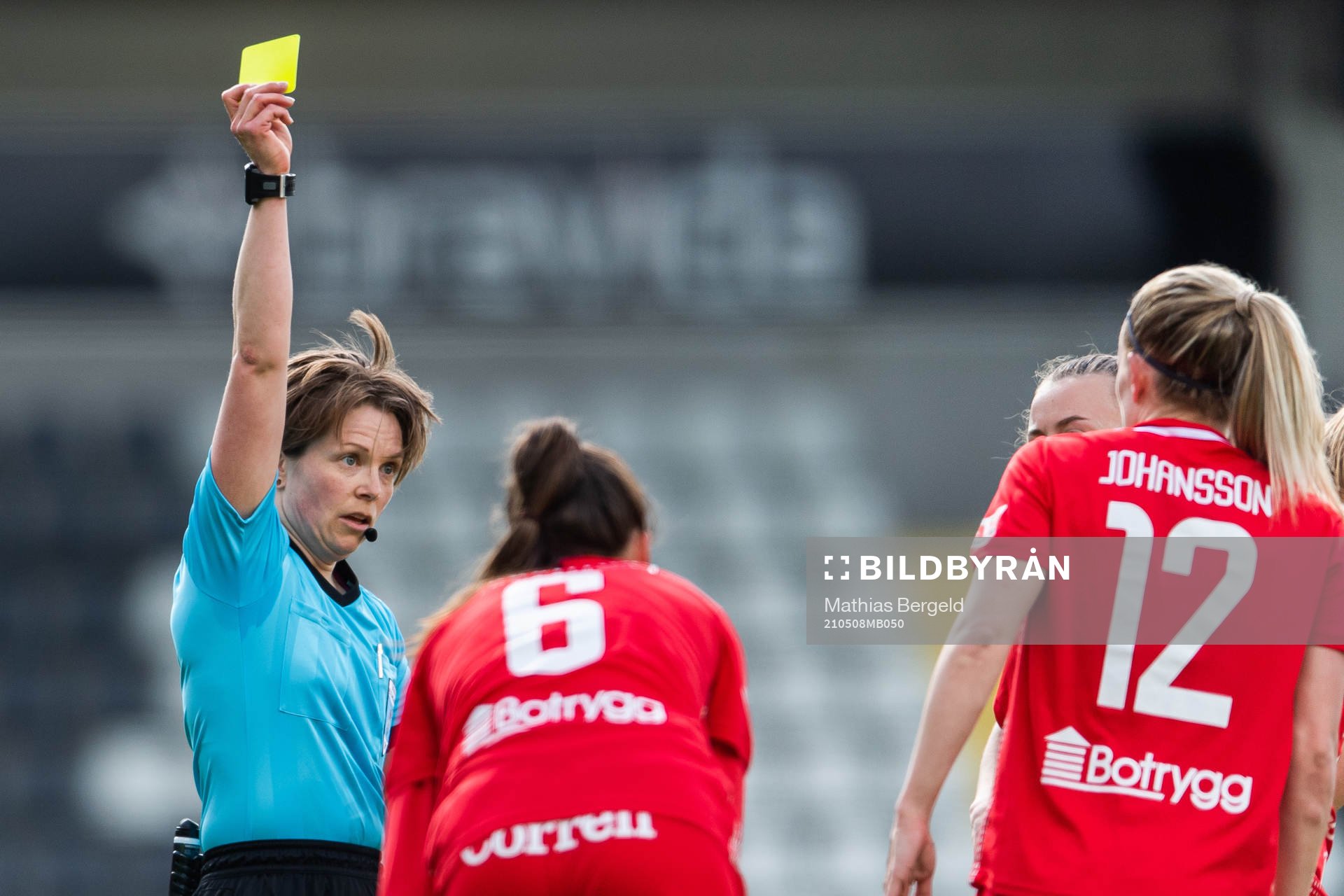 Häckens domare Sara Wiinikka ger gult kort till