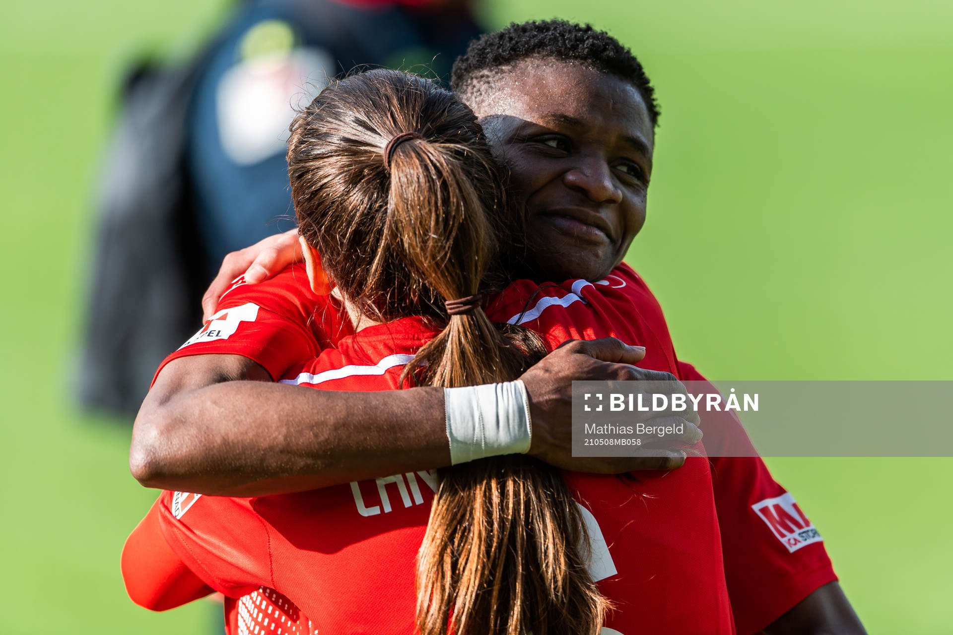Linköpings Elin Landström och Uchenna Grace Kanu jublar